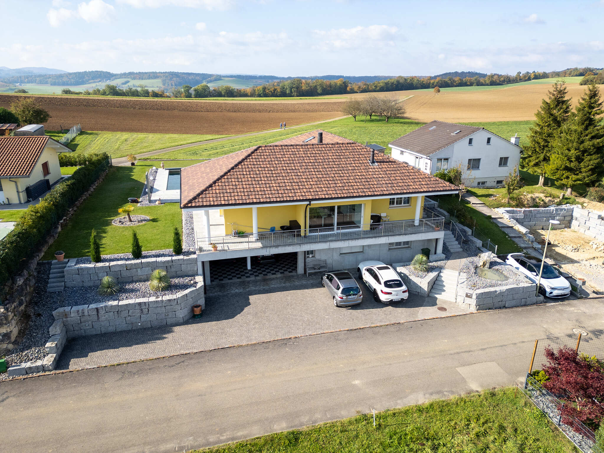 Ländliches Einfamilienhaus mit großem Garten und Blick über Felder