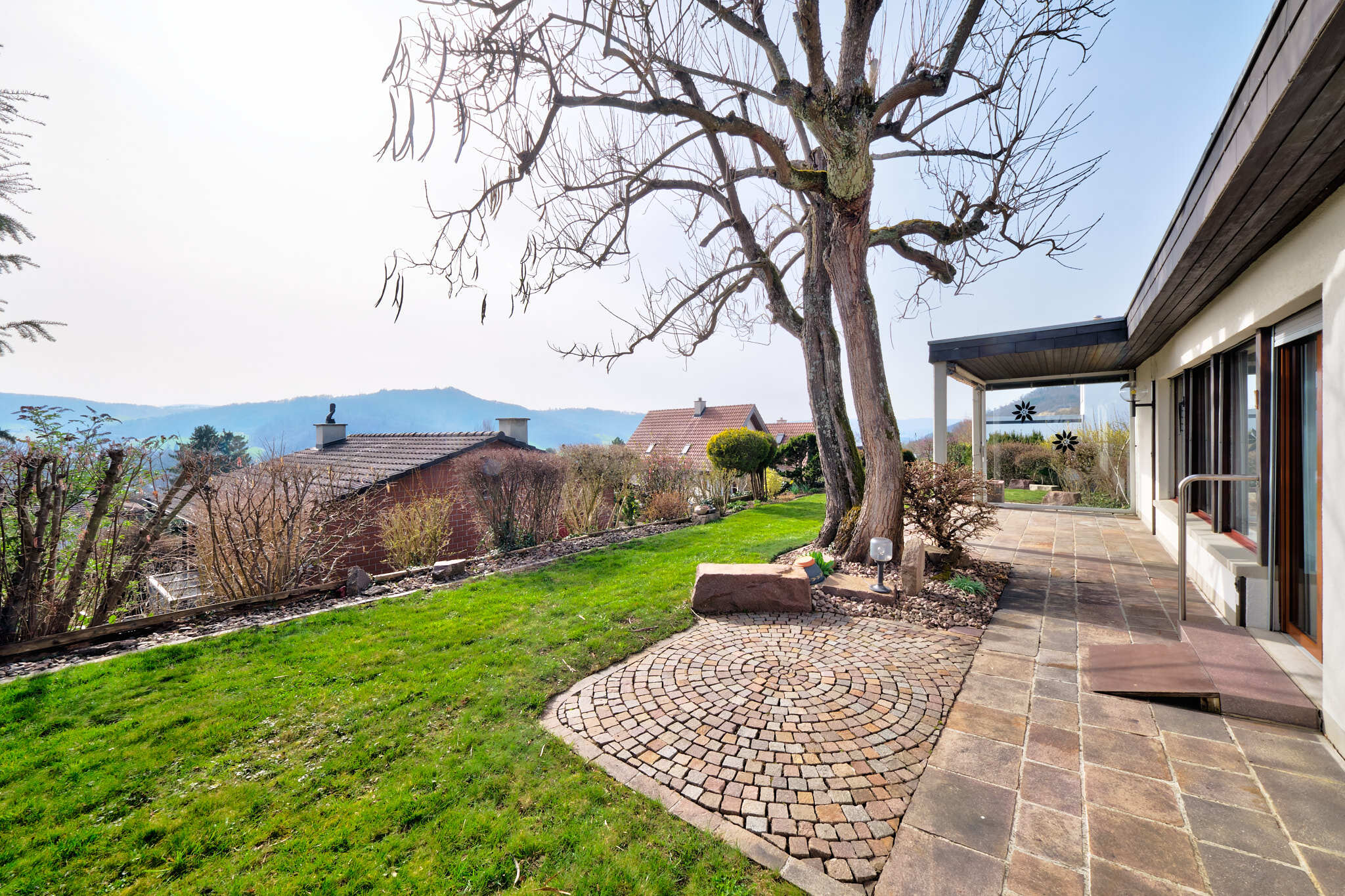 Garten mit Terrasse und Bergblick