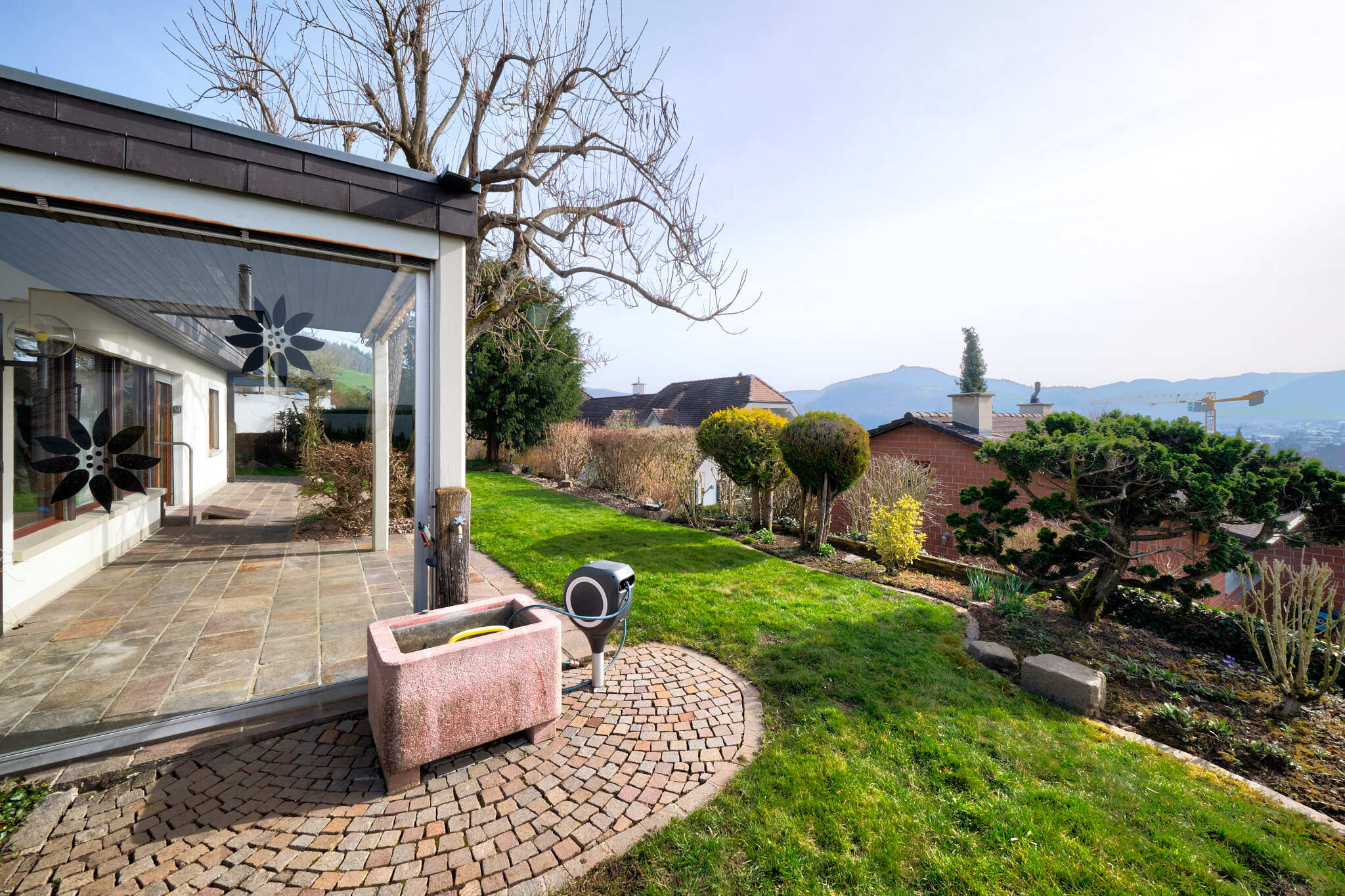 Gepflegte Terrasse mit Gartenblick
