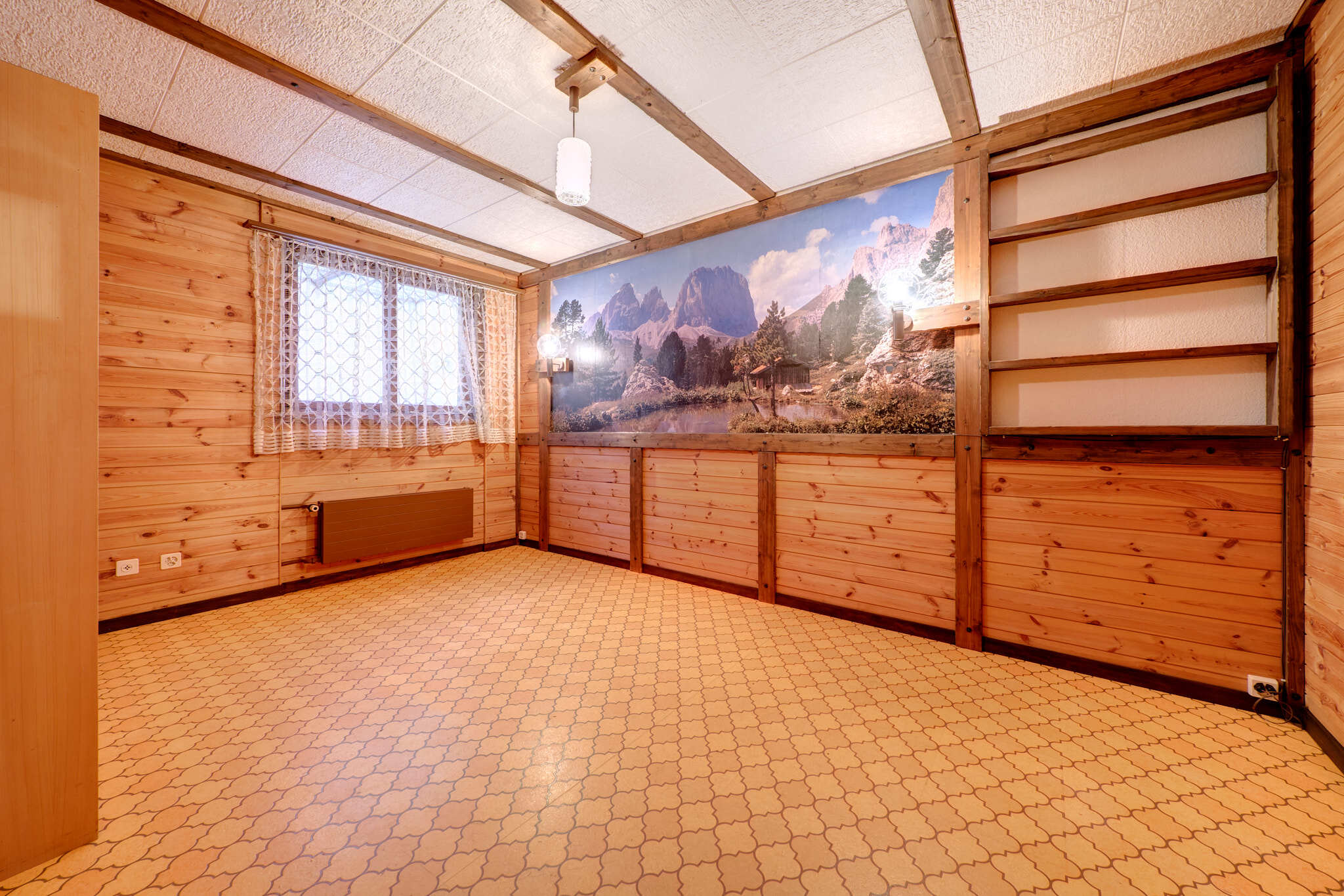 Leeres Holzzimmer mit Bergmotiv-Wandbild