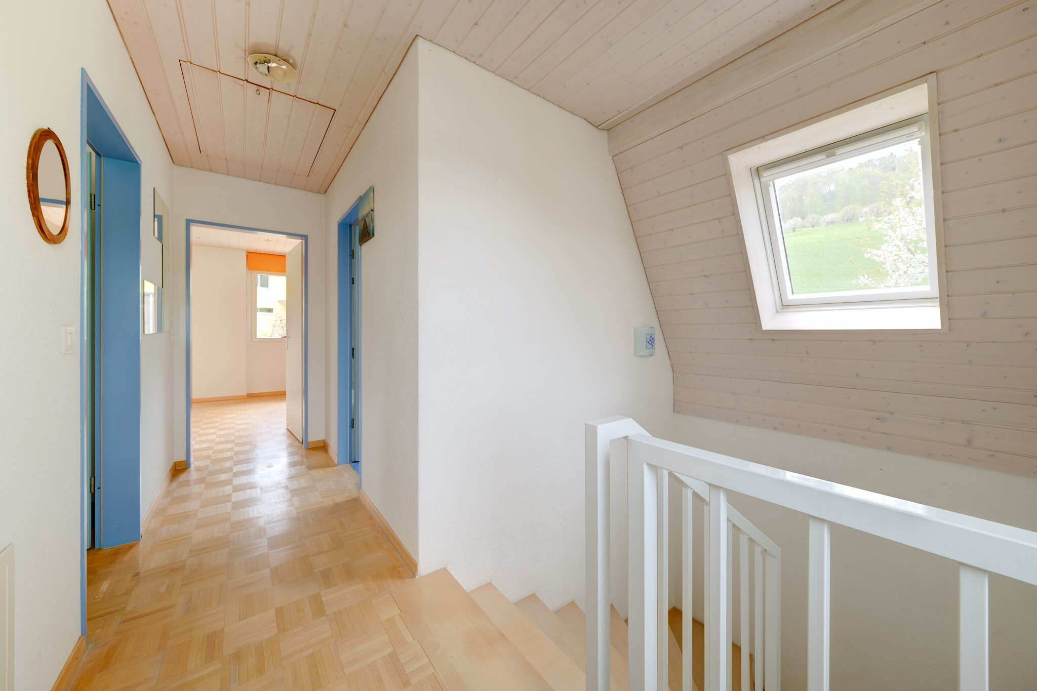 Heller Dachgeschossflur mit Treppe