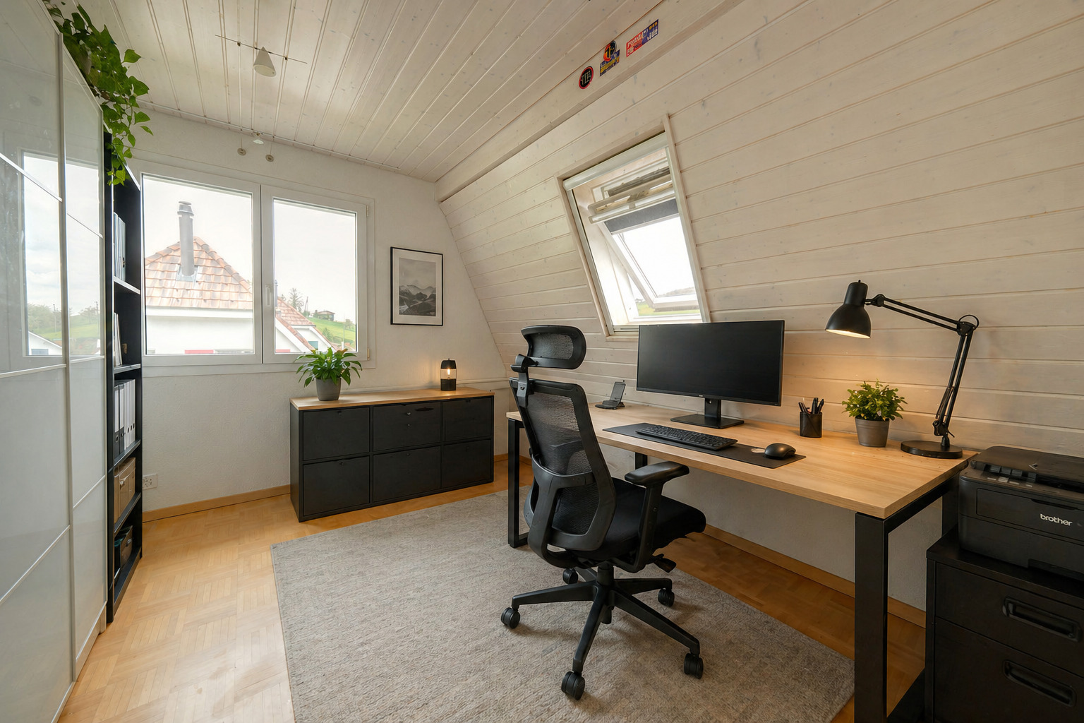 Helles Arbeitszimmer im Dachgeschoss
