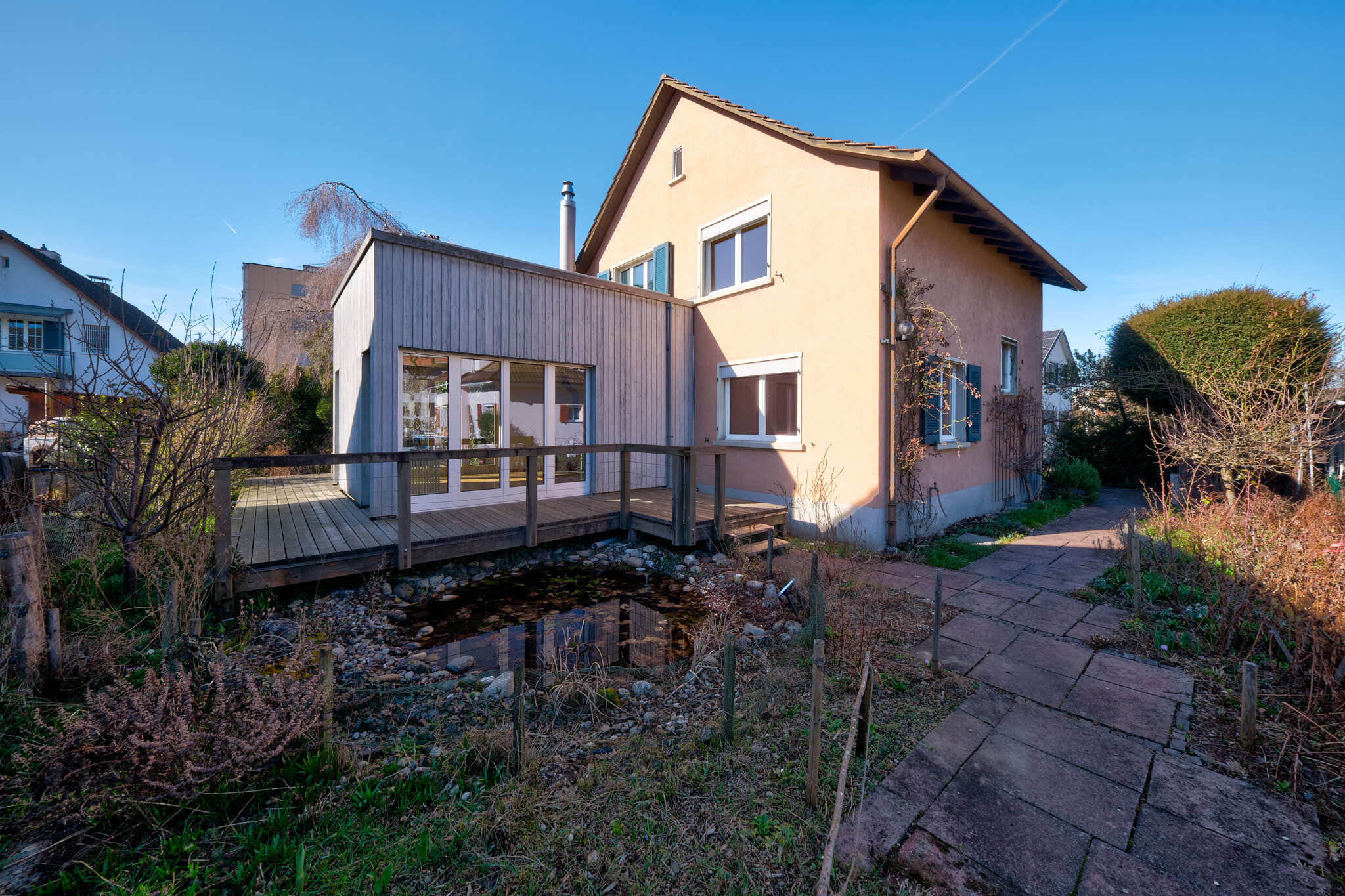 Außenansicht eines Einfamilienhauses mit Garten