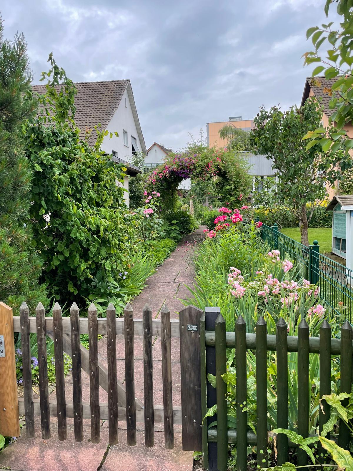 Blühender Garten mit Eingangstor