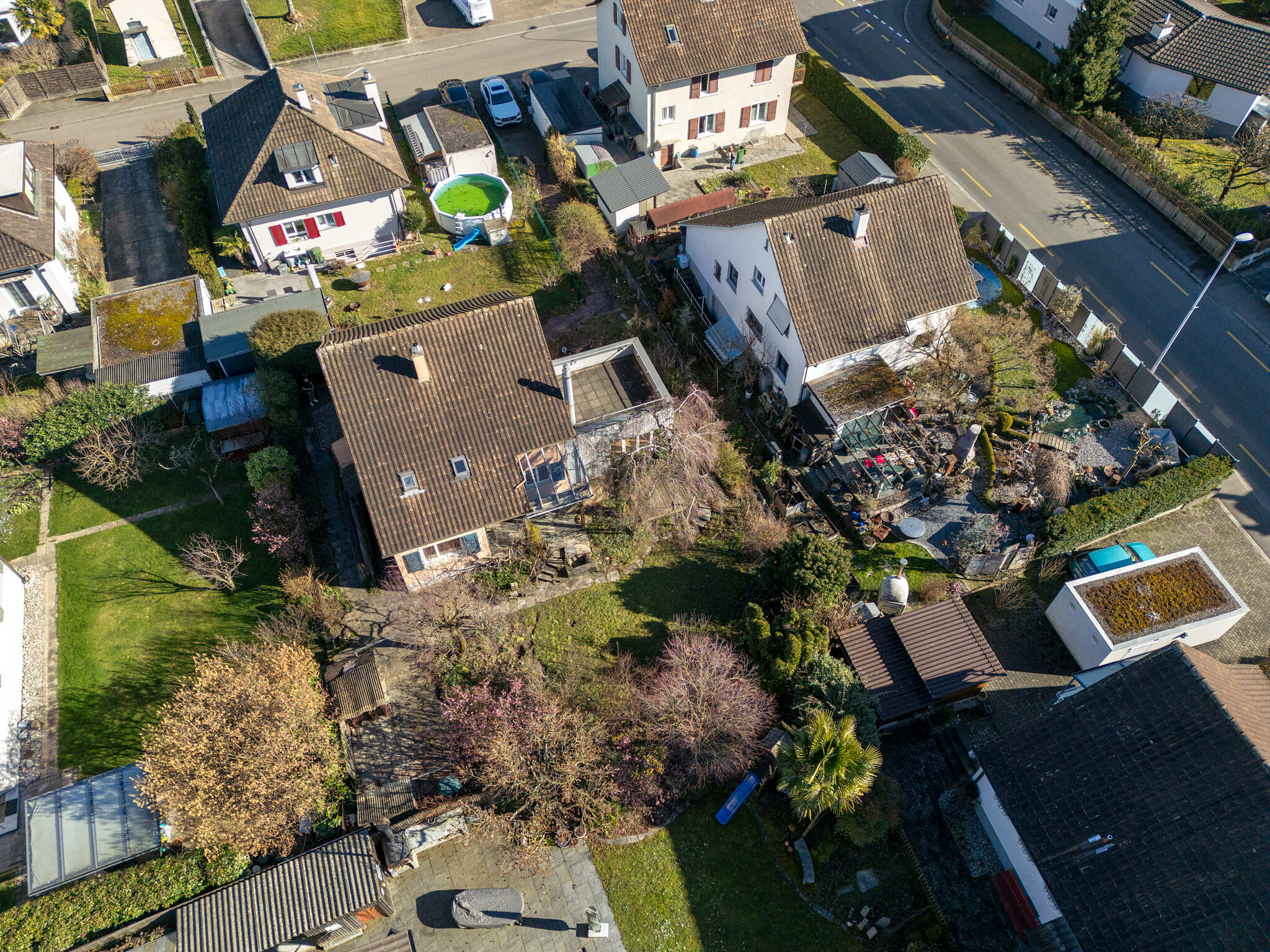 Luftaufnahme eines Wohngebiets mit Gärten