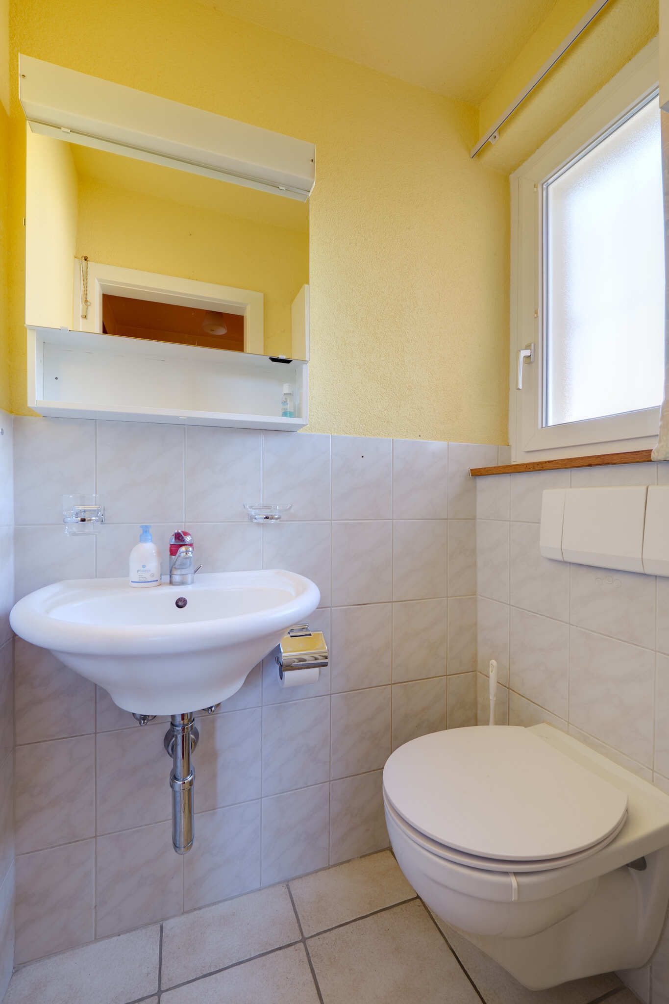 Kleines Gäste-WC mit Waschbecken und Wand-WC