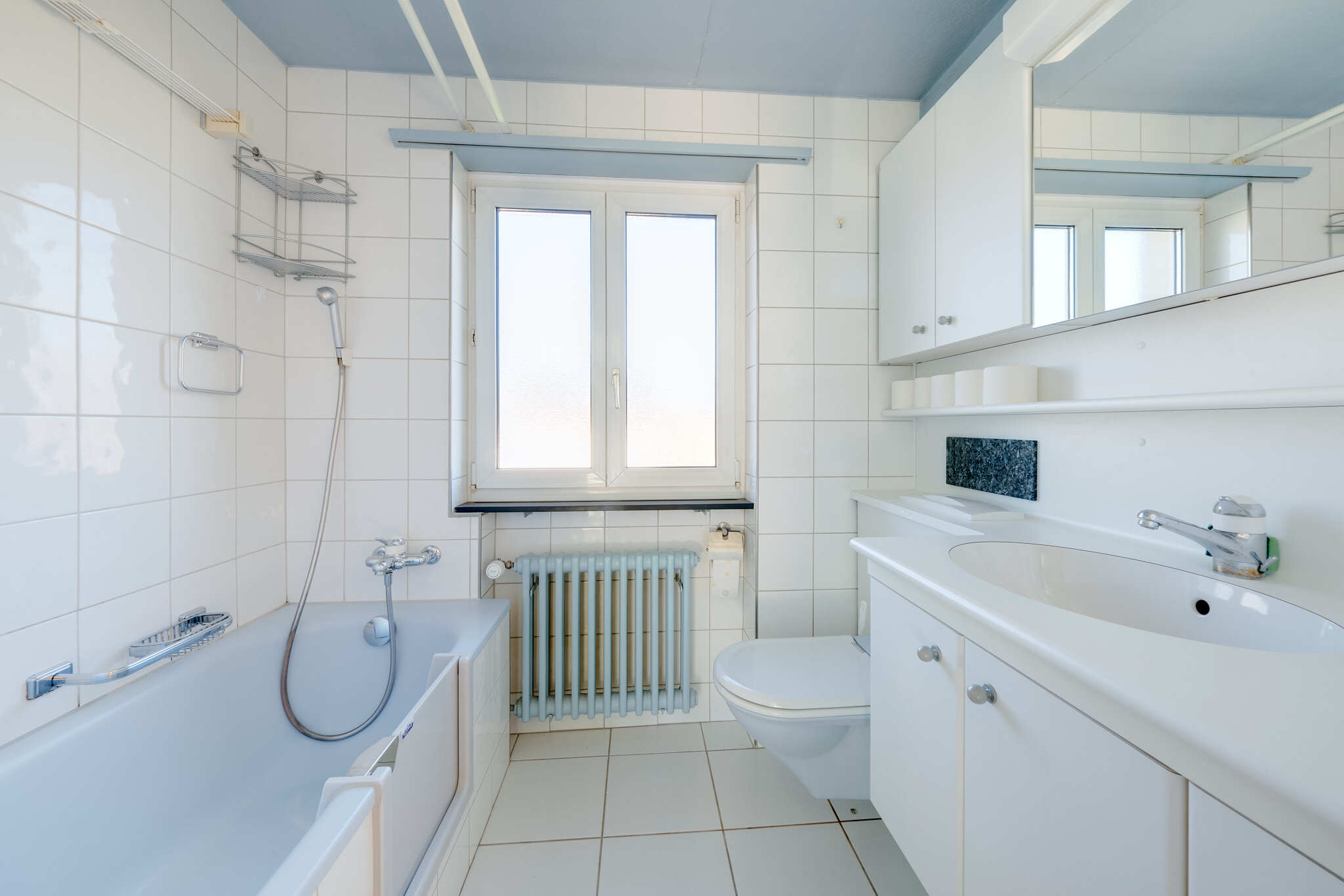 Helles Badezimmer mit Badewanne, Waschbecken und WC