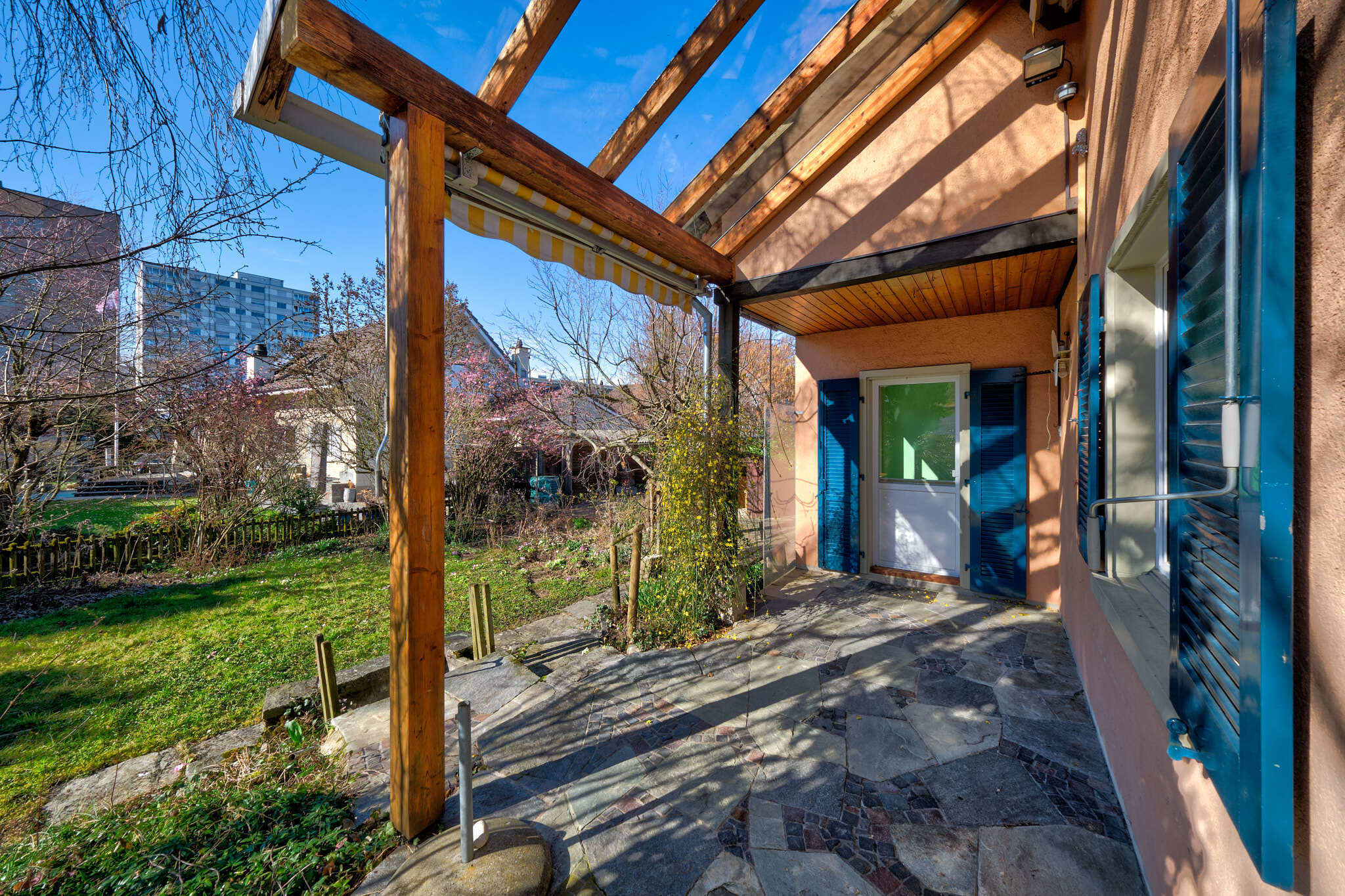 Terrassen-/Eingangsbereich mit Gartenblick
