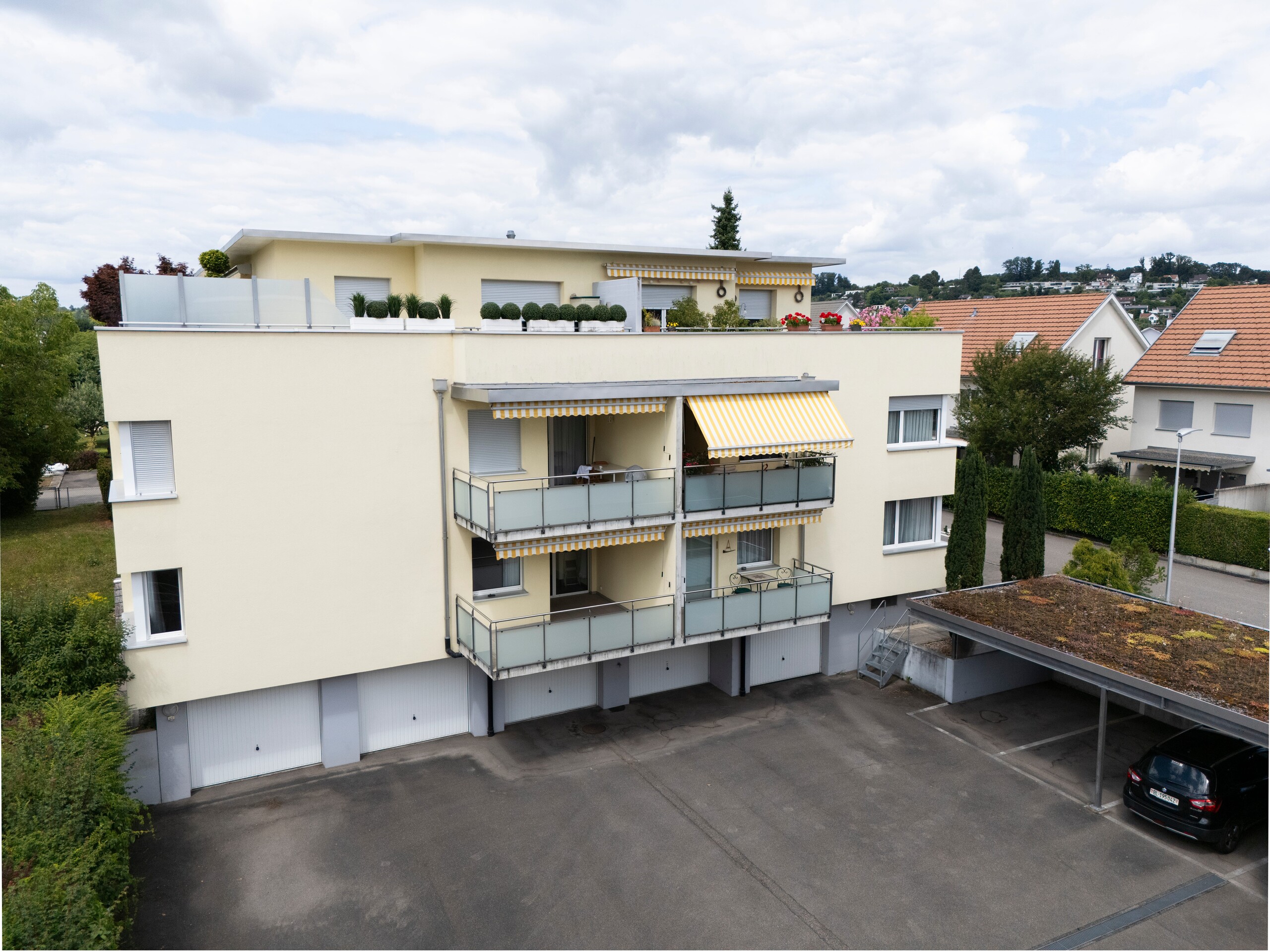 Mehrfamilienhaus mit Balkonen und Garagenhof