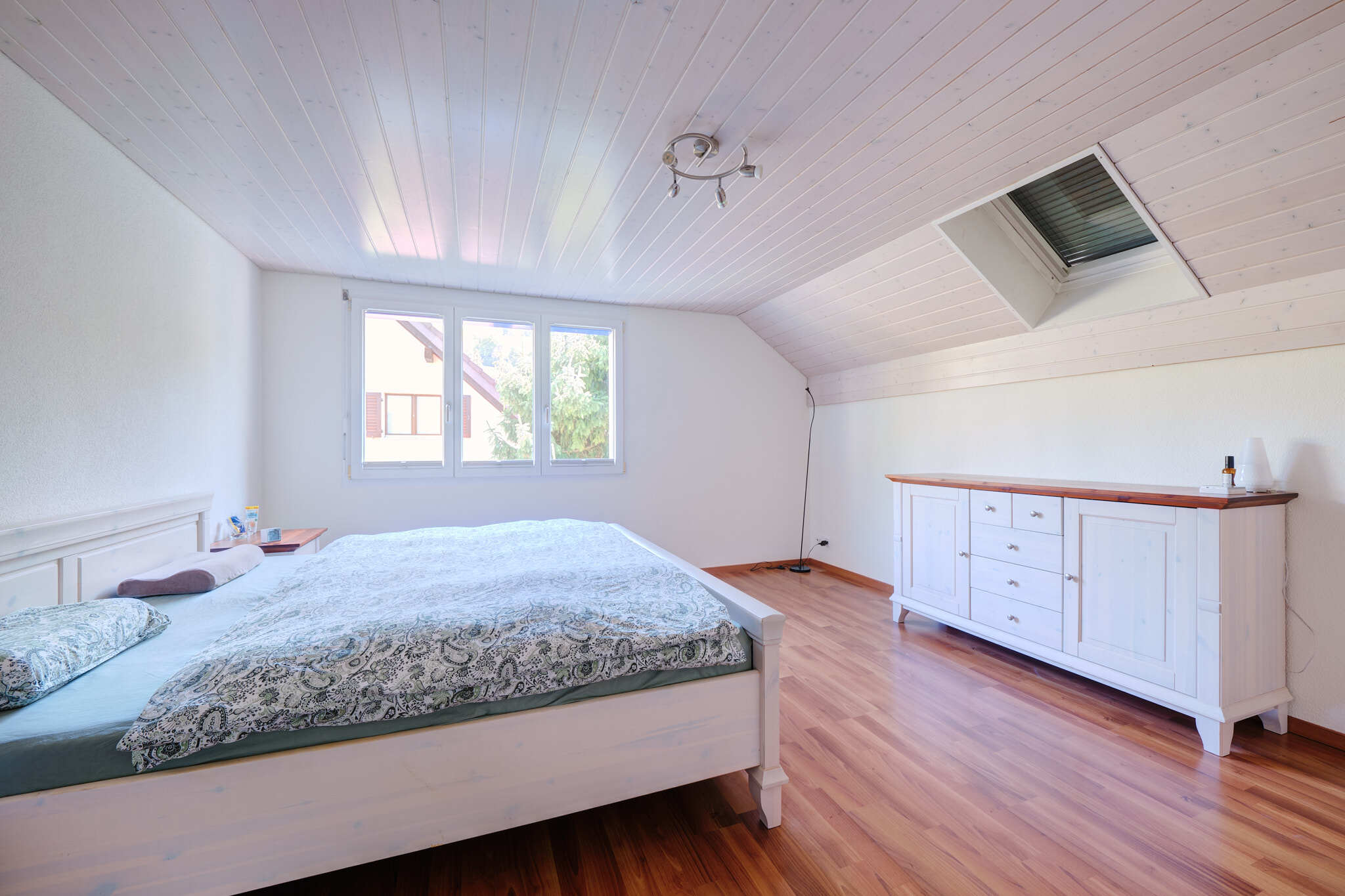 Helles Schlafzimmer mit Dachschräge