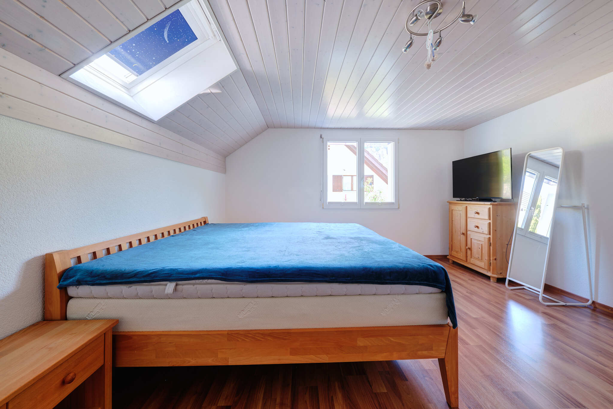 Dachgeschoss-Schlafzimmer mit Dachfenster