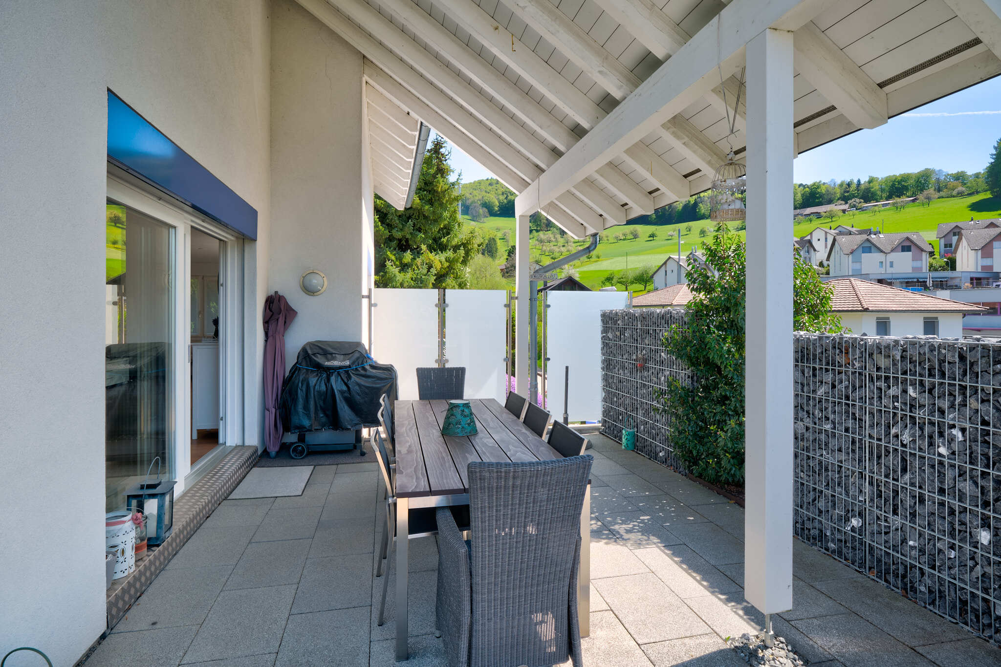 Überdachte Terrasse mit Alpenblick