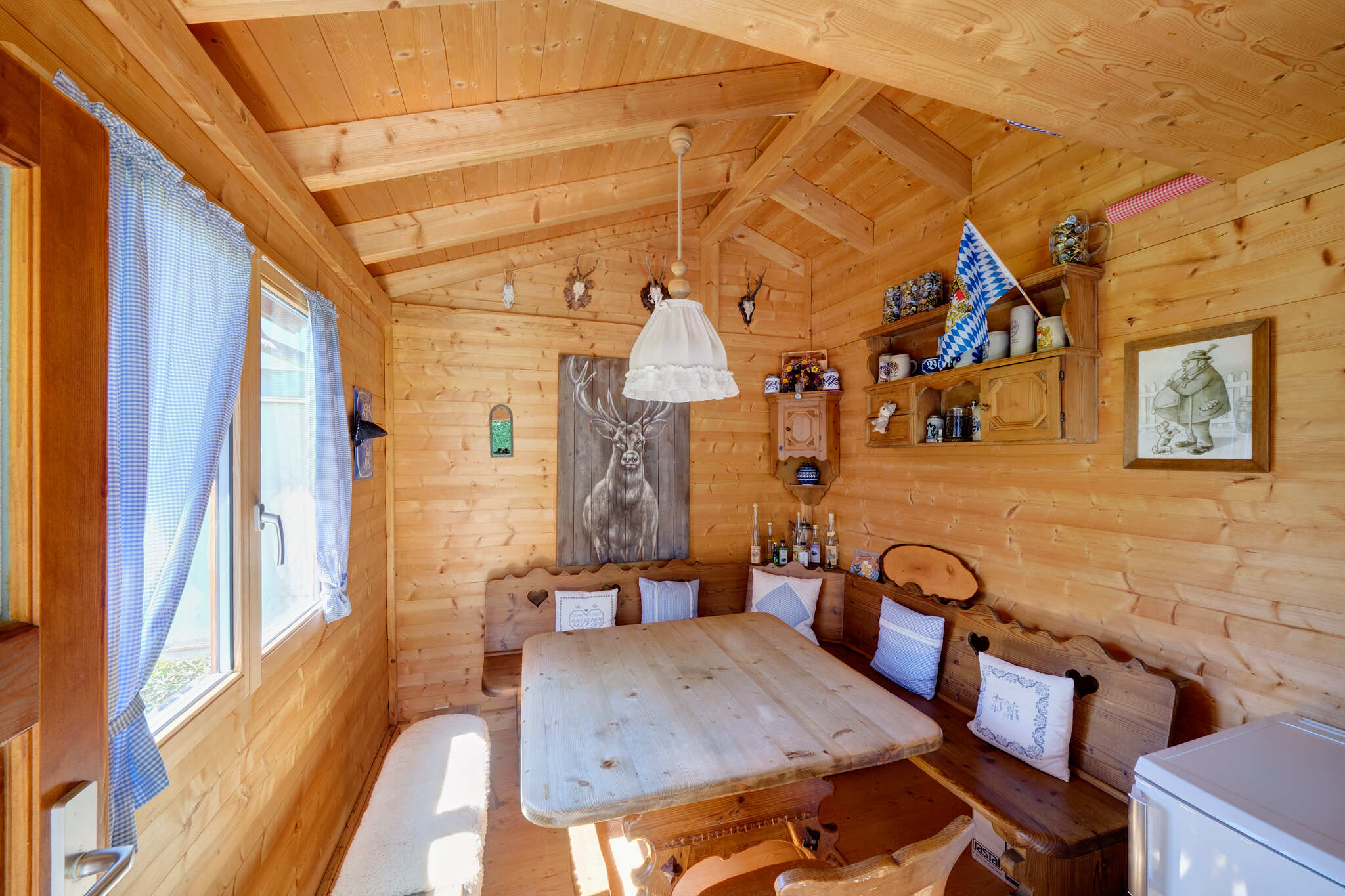 Gemütliche Holz-Essnische im Chalet-Stil