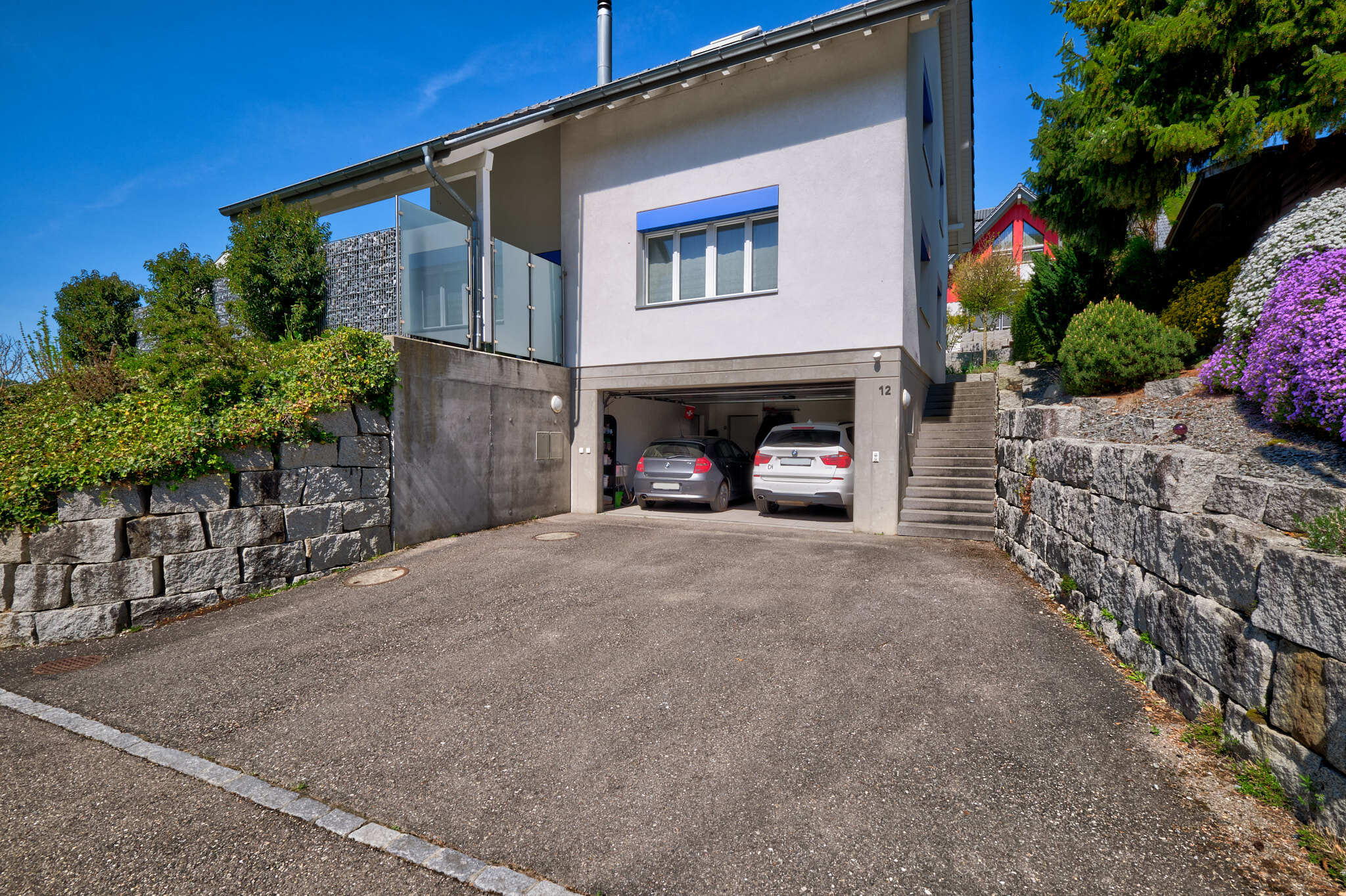 Außenansicht eines Einfamilienhauses mit Garage und Zufahrt