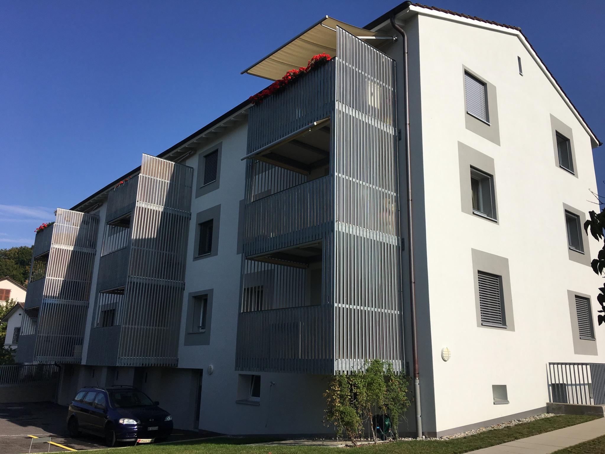 Modernes Mehrfamilienhaus mit Balkonen