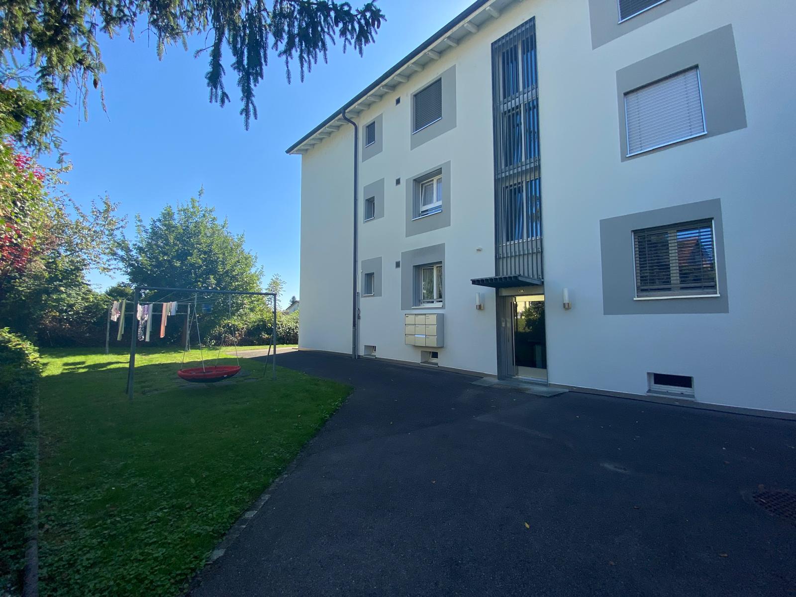 Wohnhaus mit Garten und Fassade