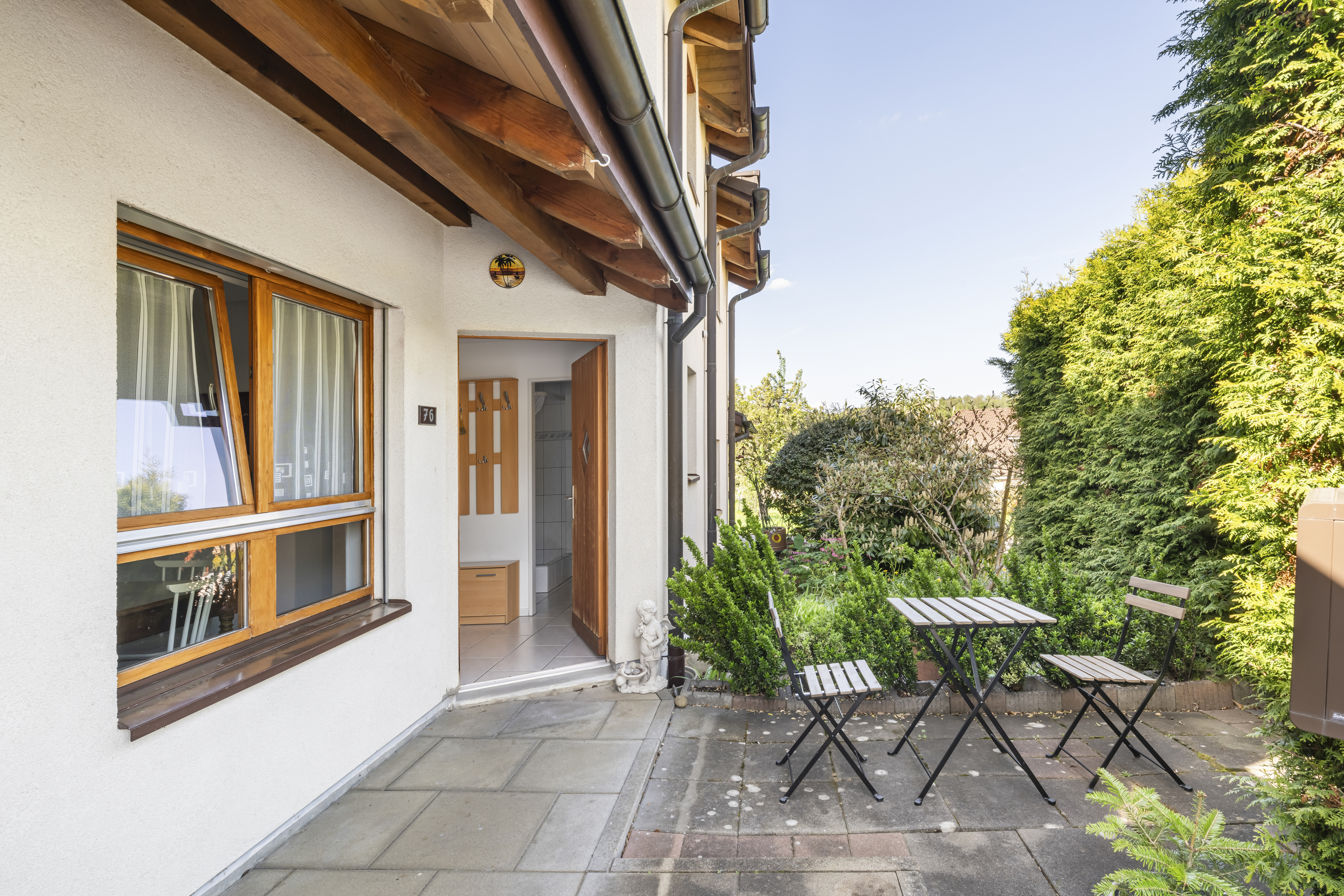Terrasse am Hauseingang mit Gartenblick