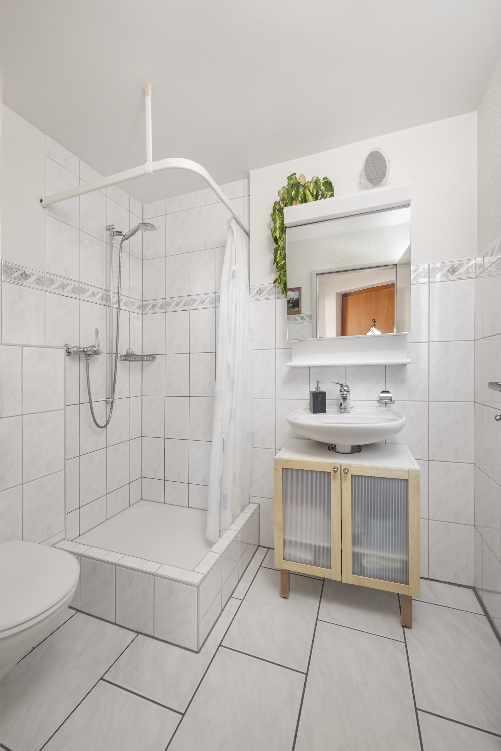 Badezimmer mit Dusche und Waschtisch