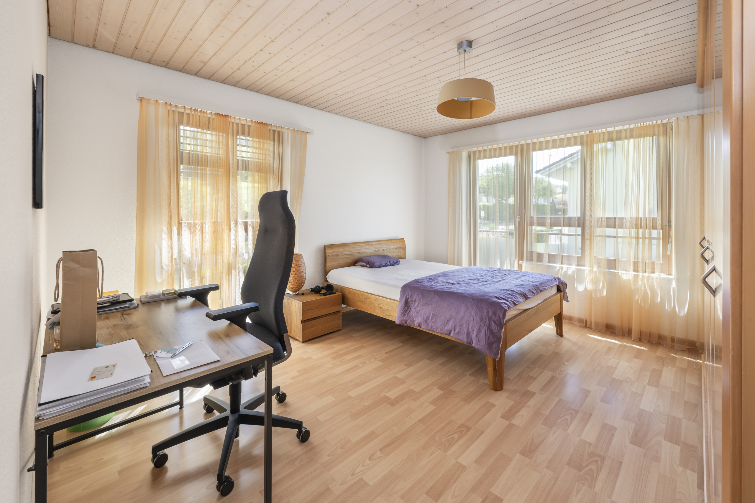 Helles Schlafzimmer mit Arbeitsbereich