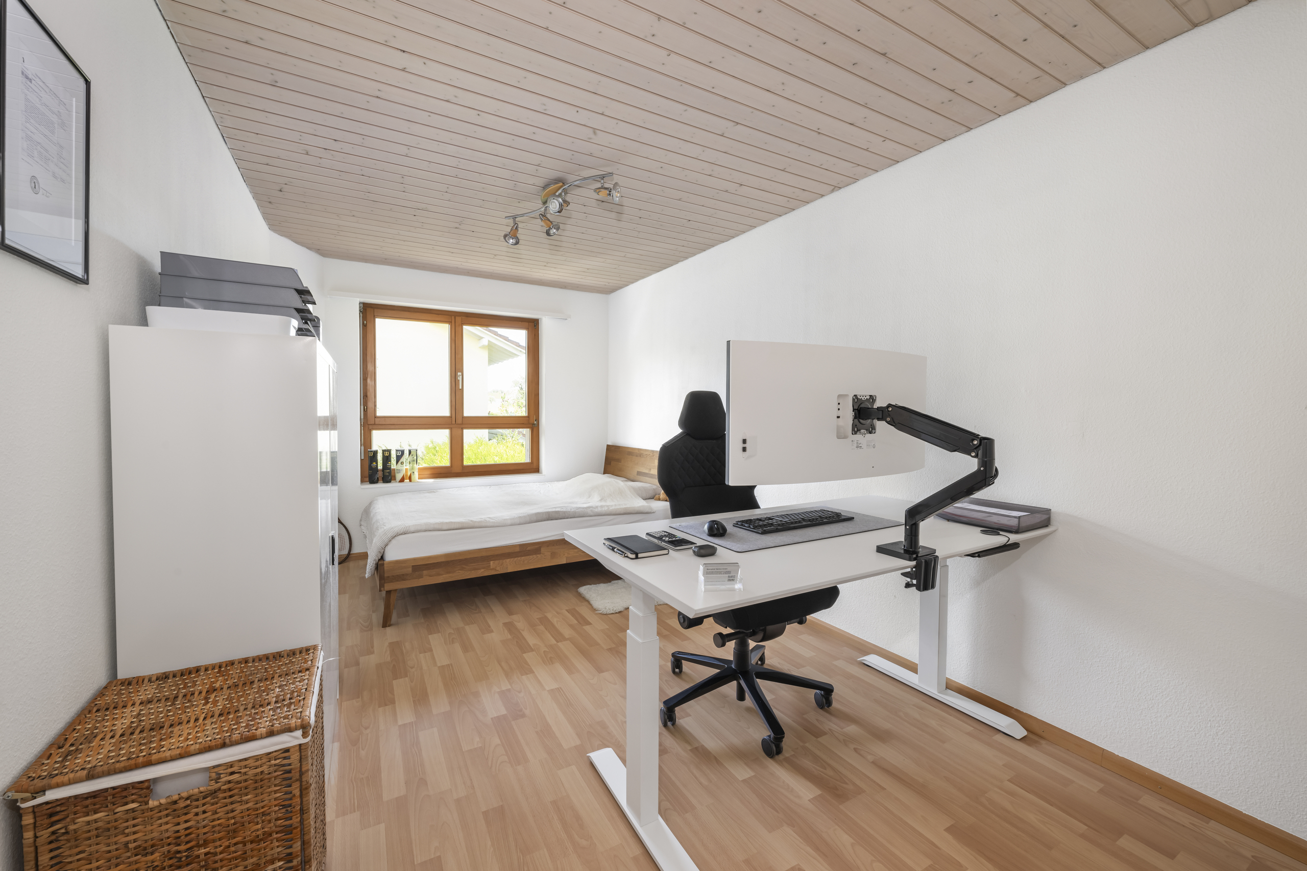 Arbeitszimmer mit Bett