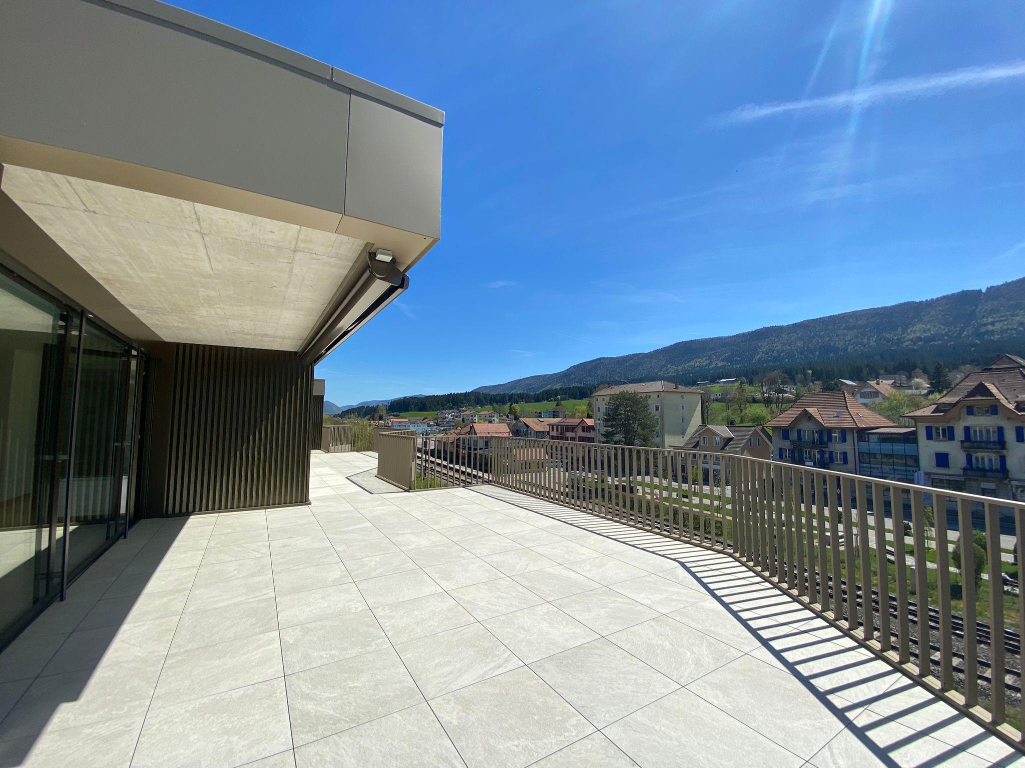 Große moderne Terrasse mit Bergblick