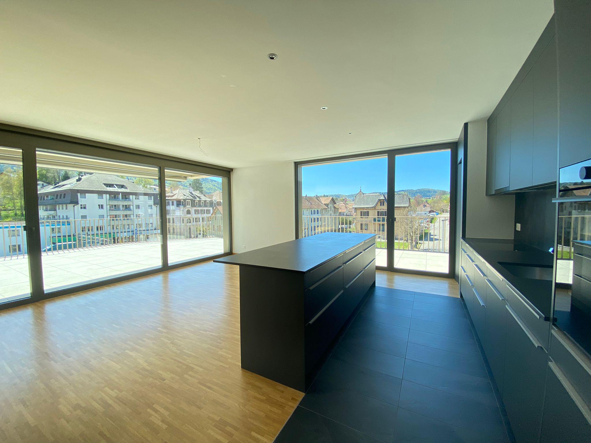 Moderne offene Wohnküche mit Terrasse und Ausblick