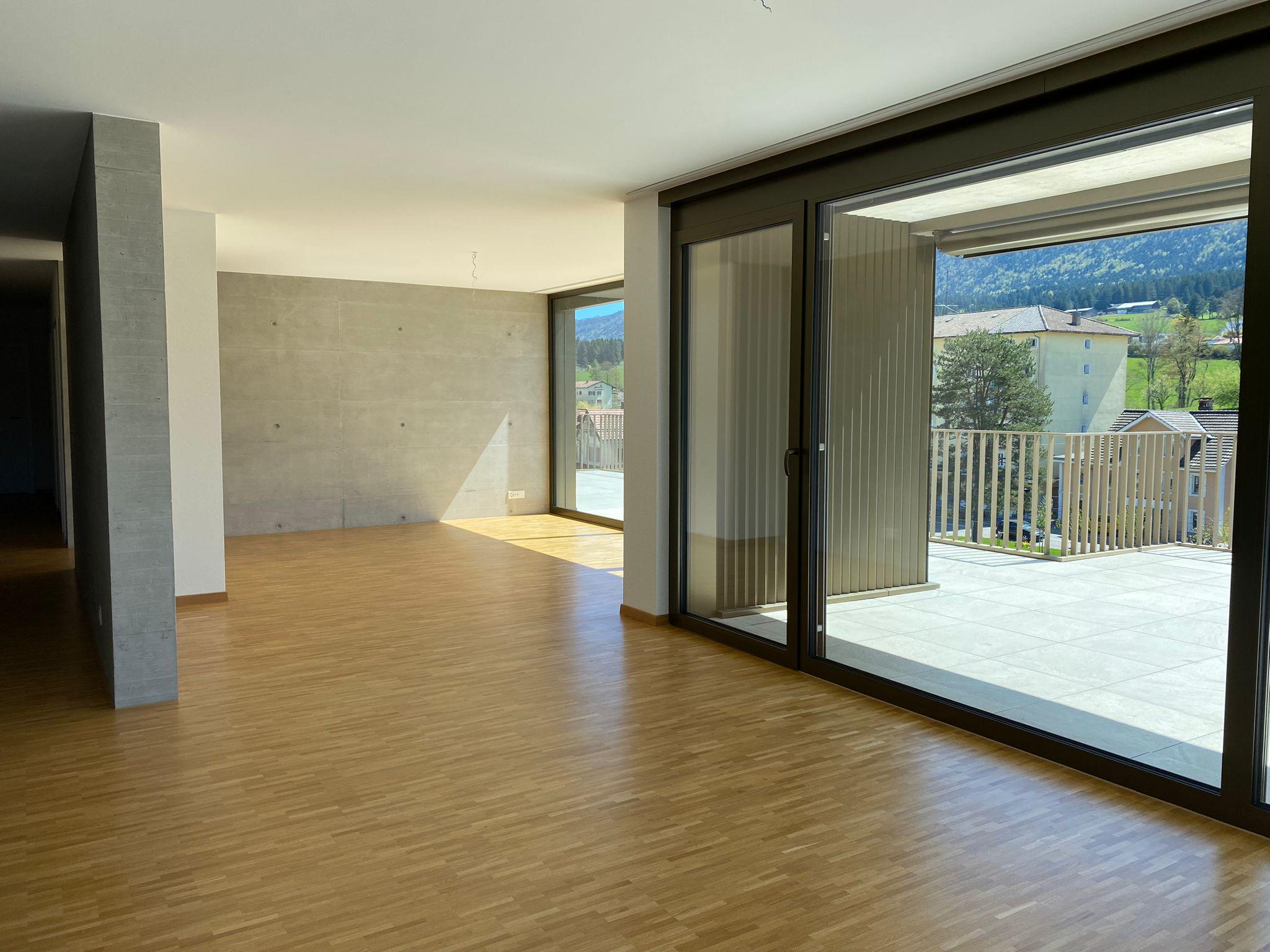 Leerer moderner Wohnraum mit Balkonblick