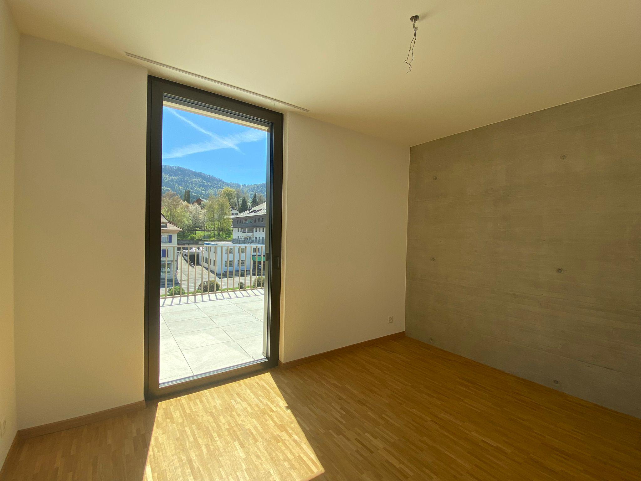 Leeres Schlafzimmer mit Balkonblick