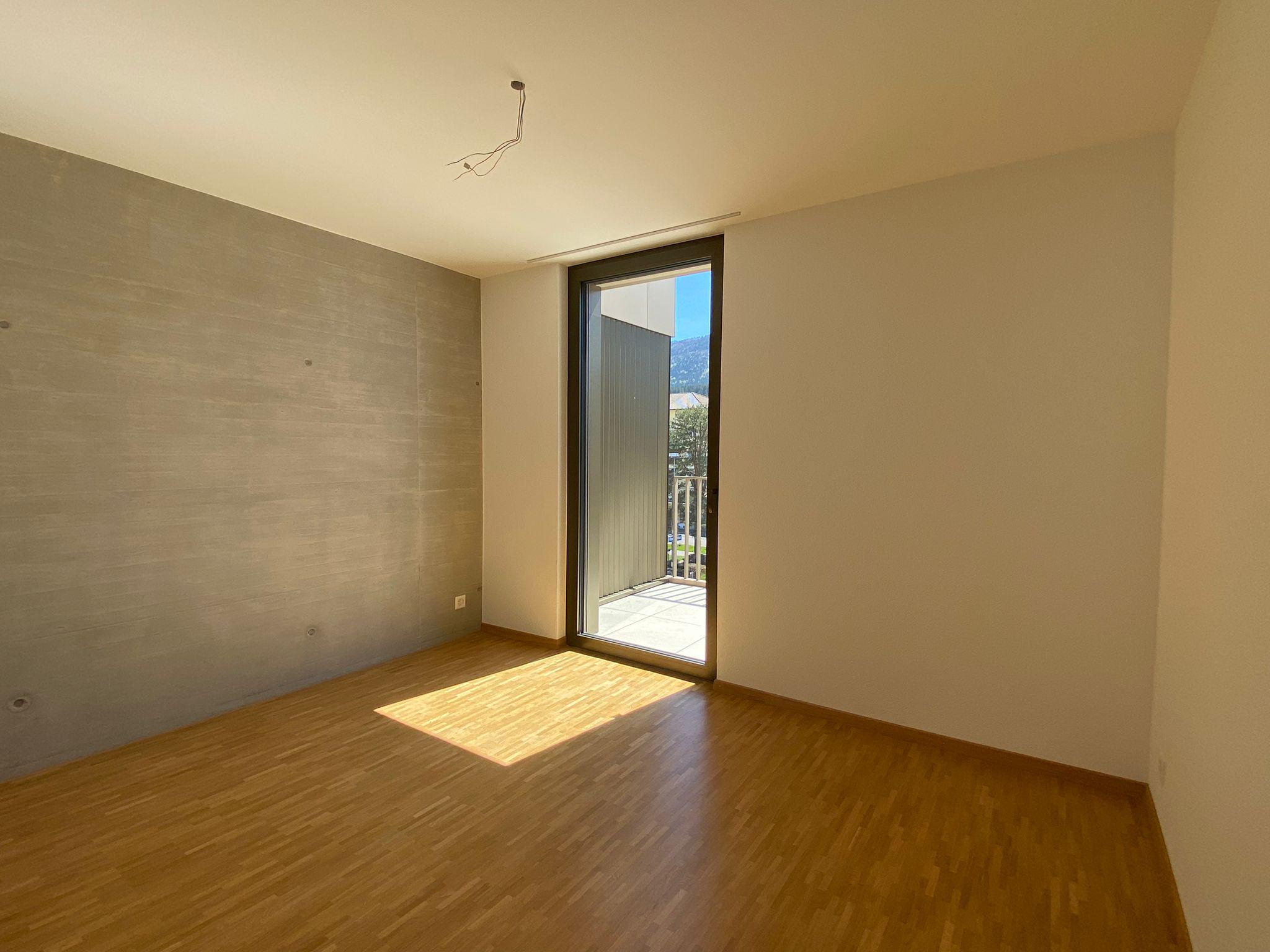 Leeres modernes Zimmer mit Balkonzugang