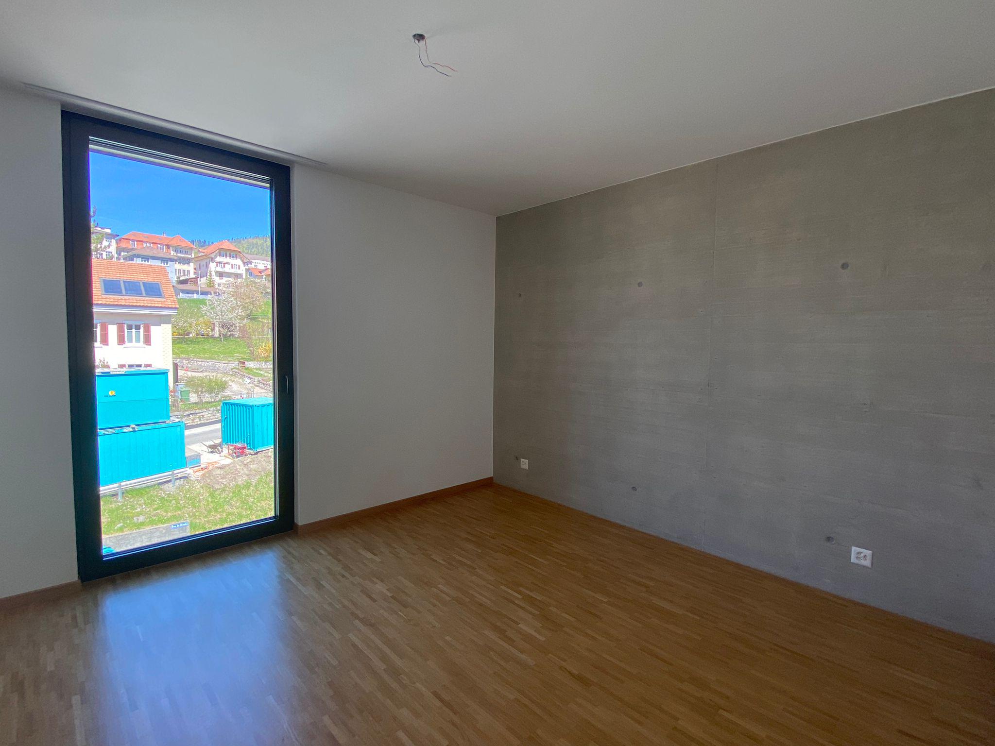 Leerer Raum mit großem Fenster
