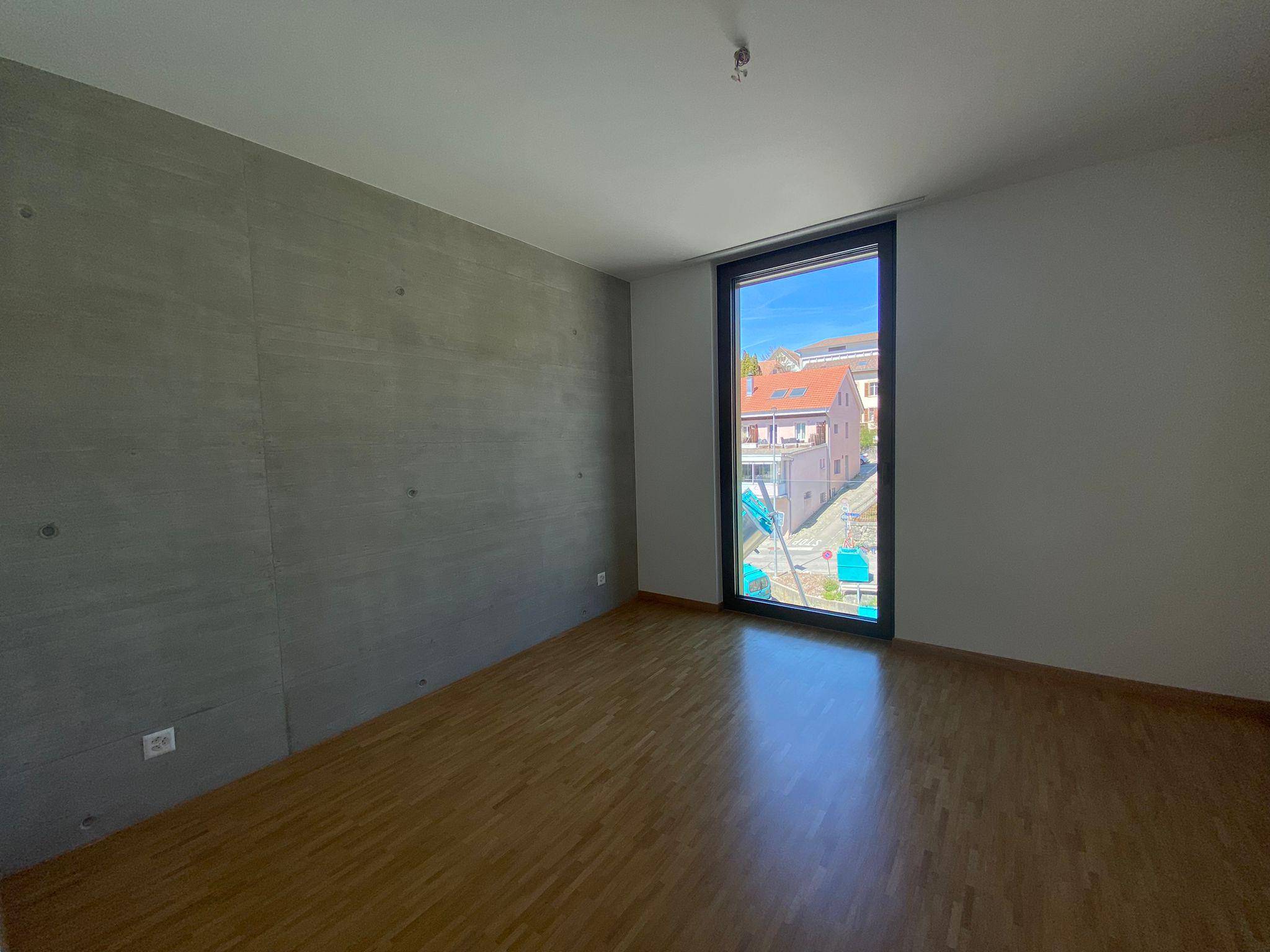 Leerer moderner Raum mit großem Fenster