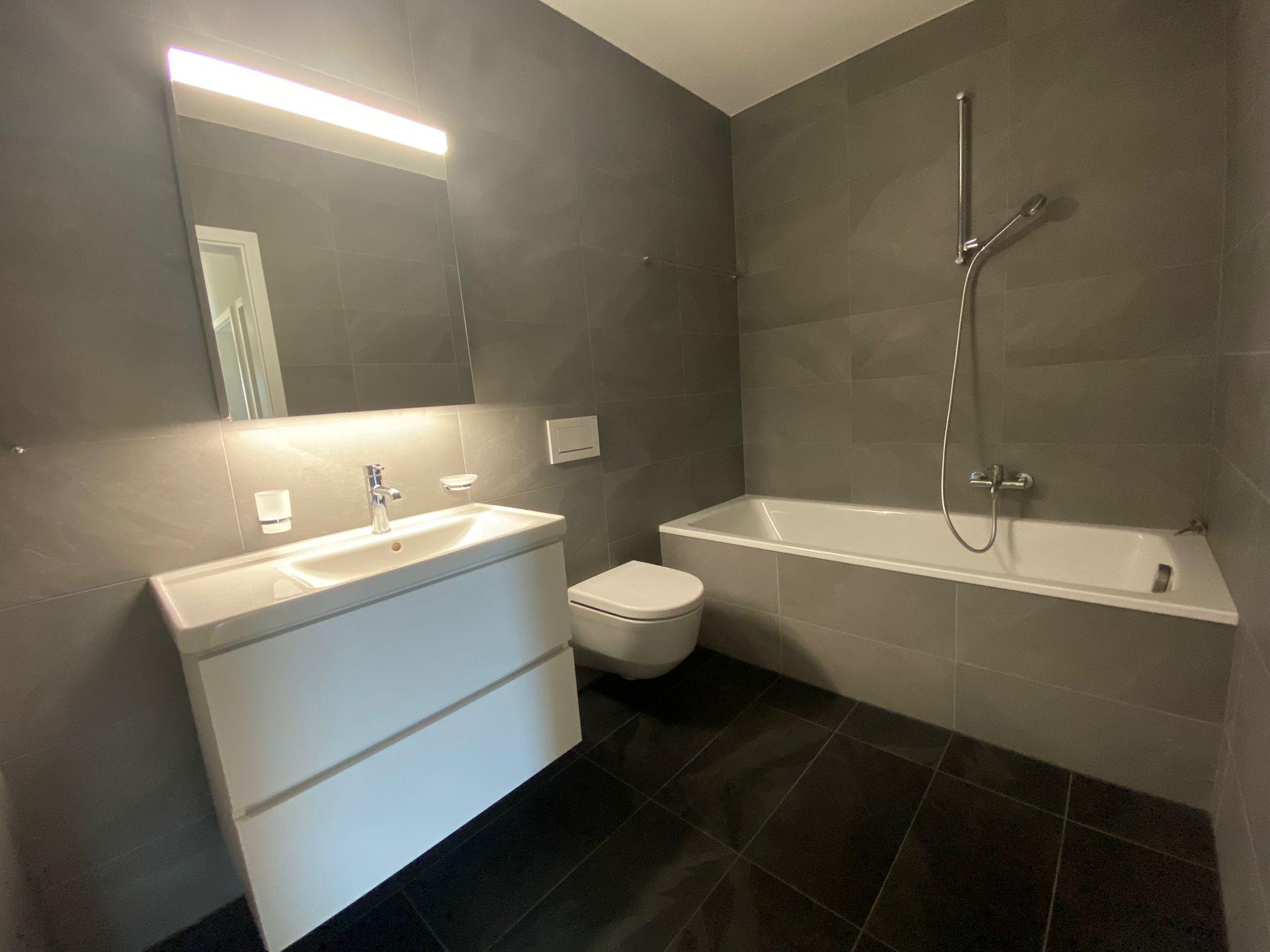 Modernes Badezimmer mit Wanne und Waschtisch