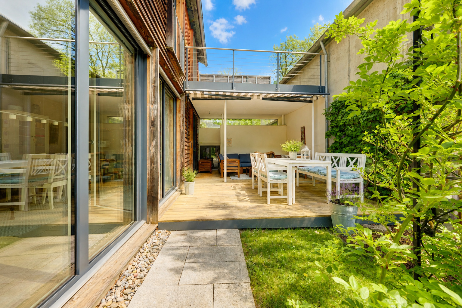 Heller Garten- und Terrassenbereich mit Holzdeck