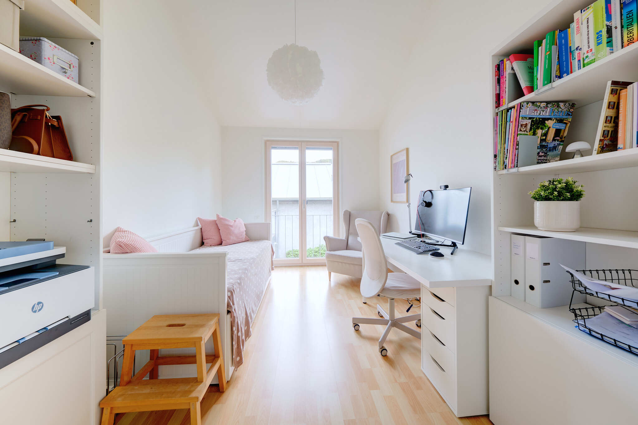 Helles Arbeits- und Gästezimmer
