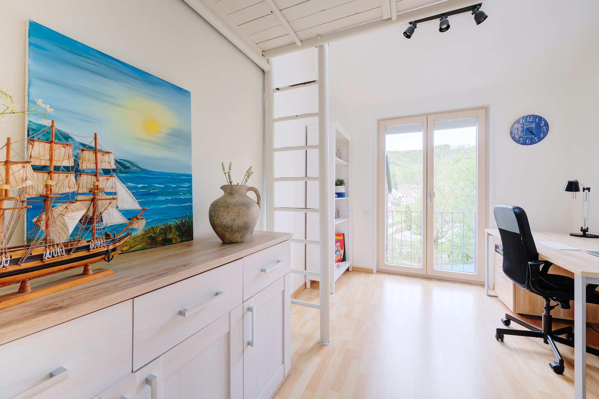 Helles Arbeitszimmer mit Aussicht