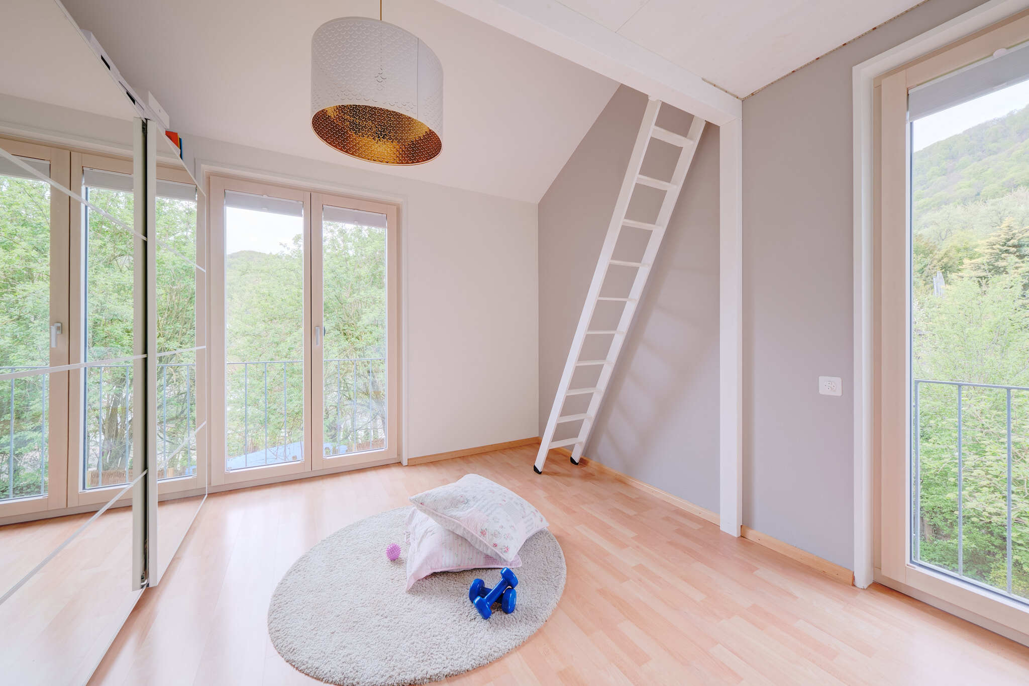 Helles Dachzimmer mit großer Fensterfront