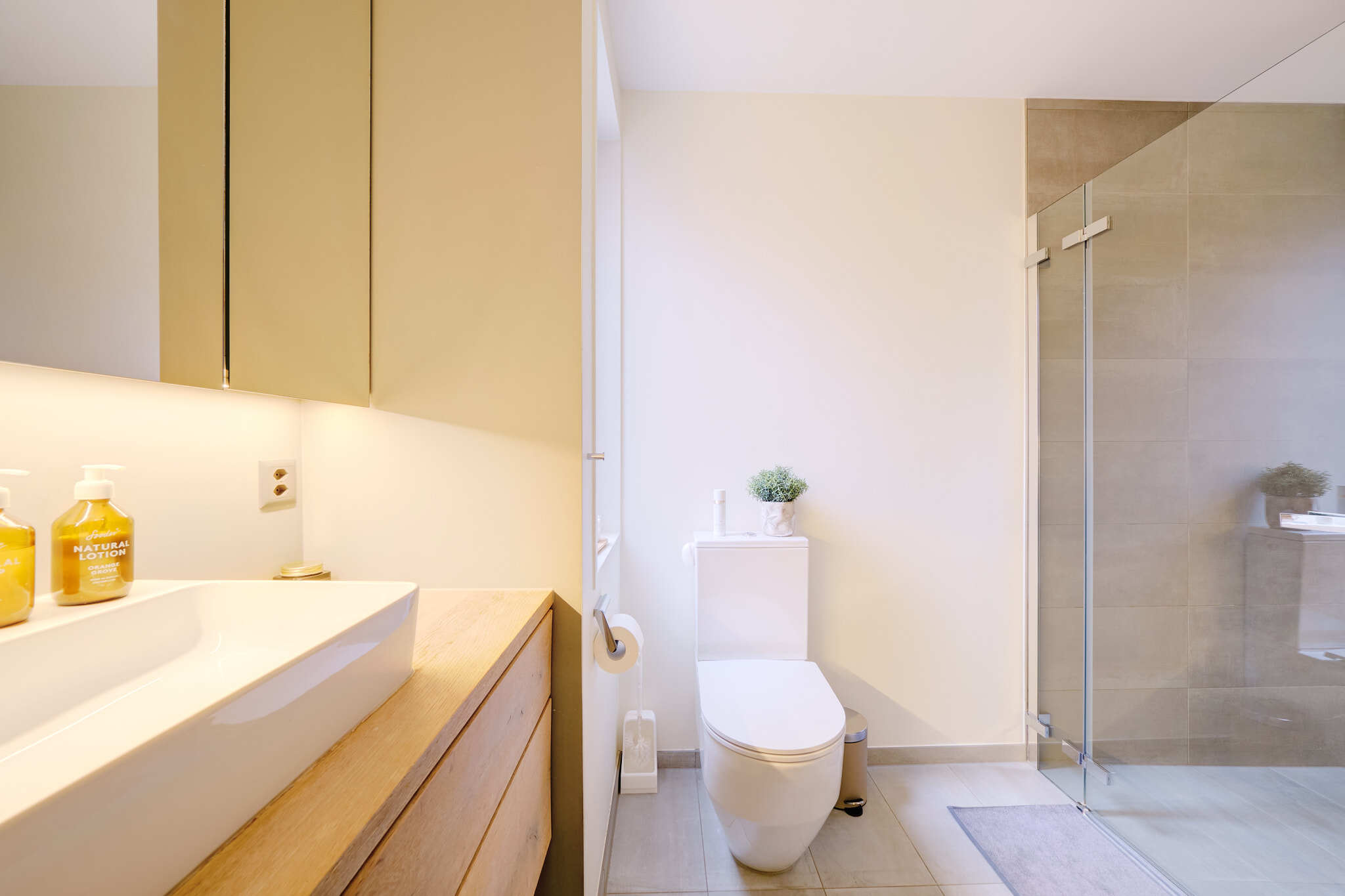 Modernes Badezimmer mit Dusche und WC