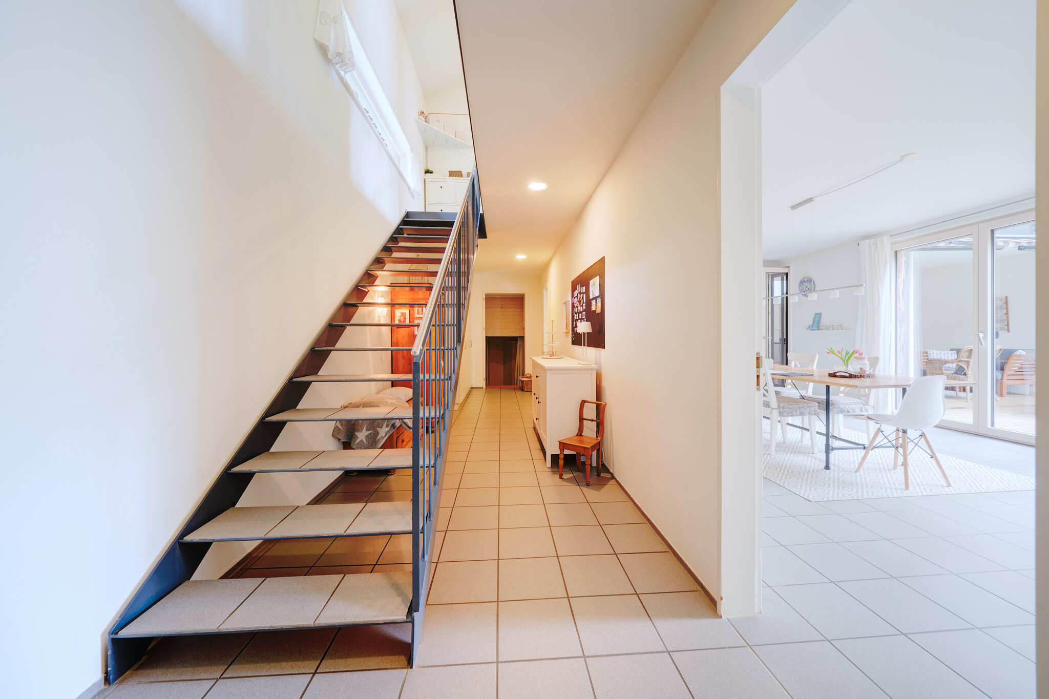 Heller Flur mit Treppe zum Obergeschoss