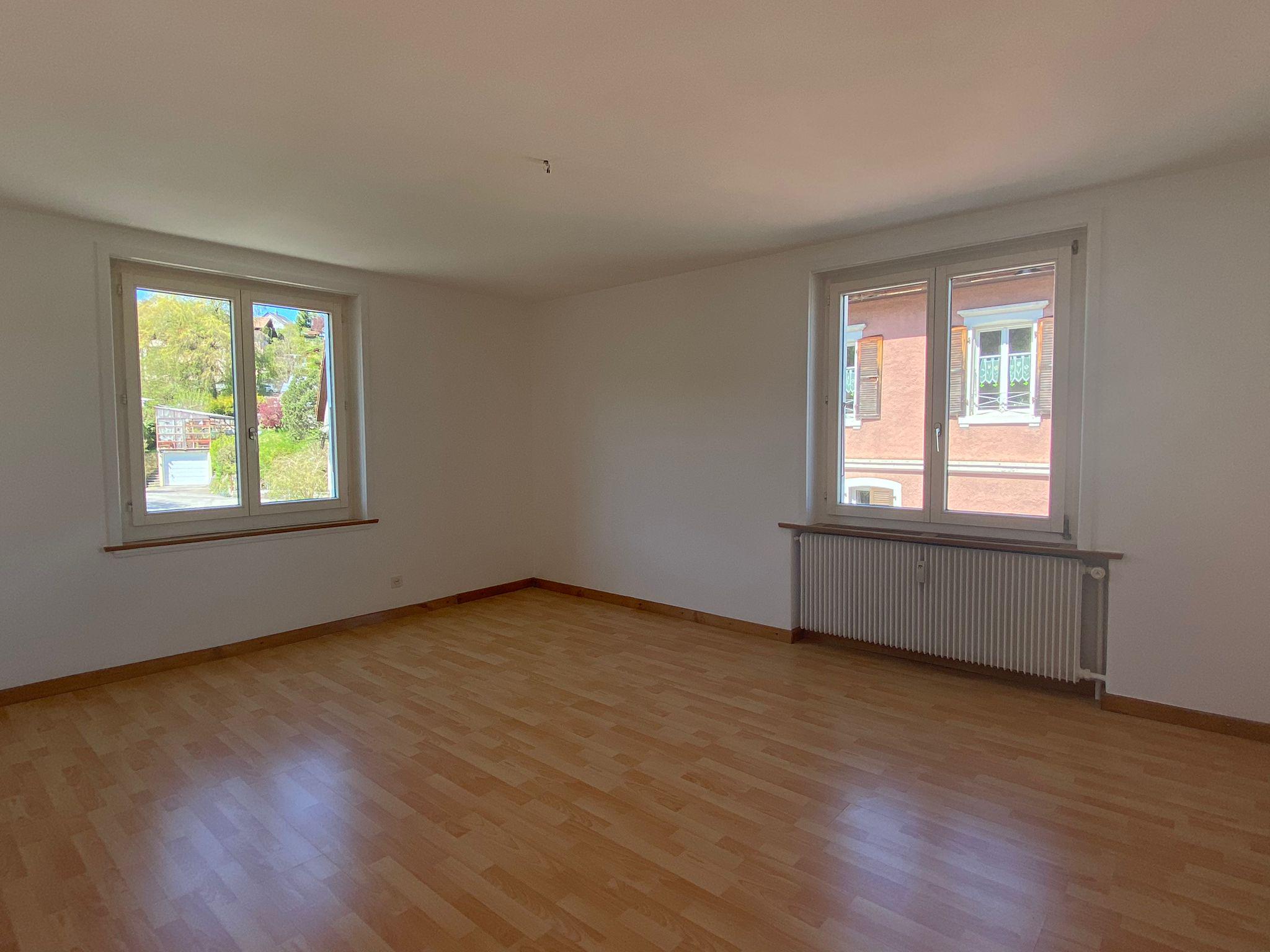 Leerer heller Raum mit zwei Fenstern