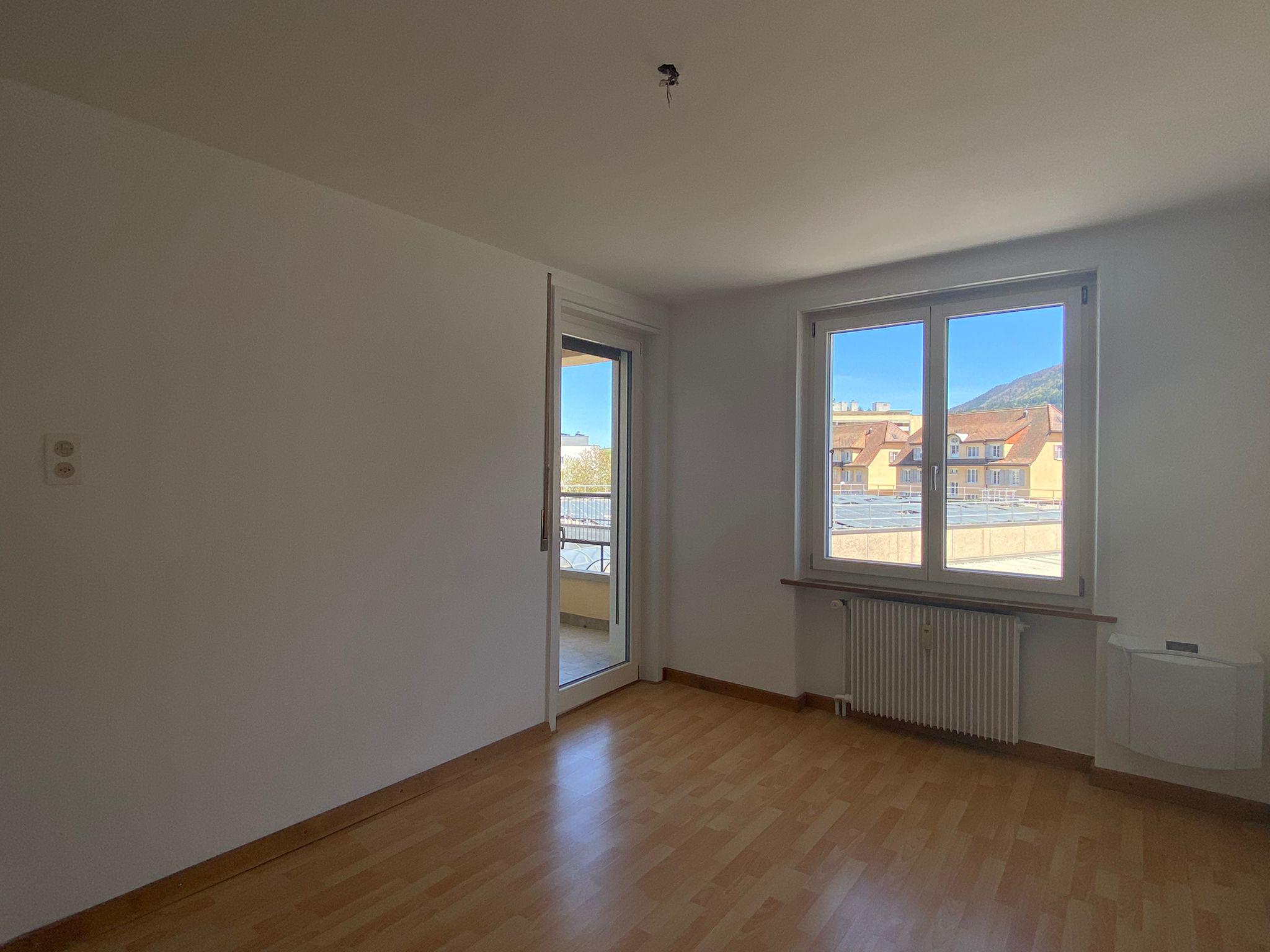 Leerer Wohnraum mit Balkonblick