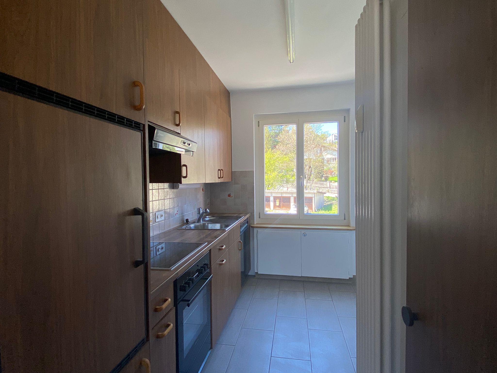 Kleine Einbauküche mit Fenster
