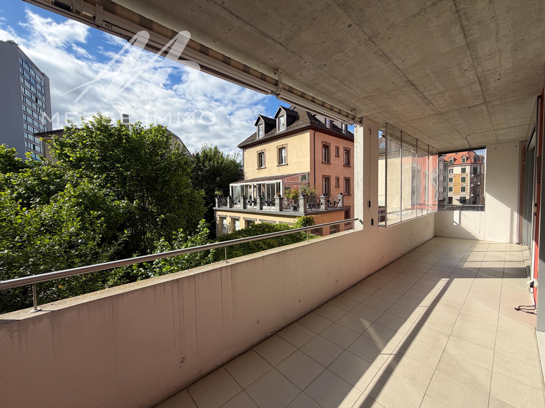 Überdachte Terrasse mit Stadtblick