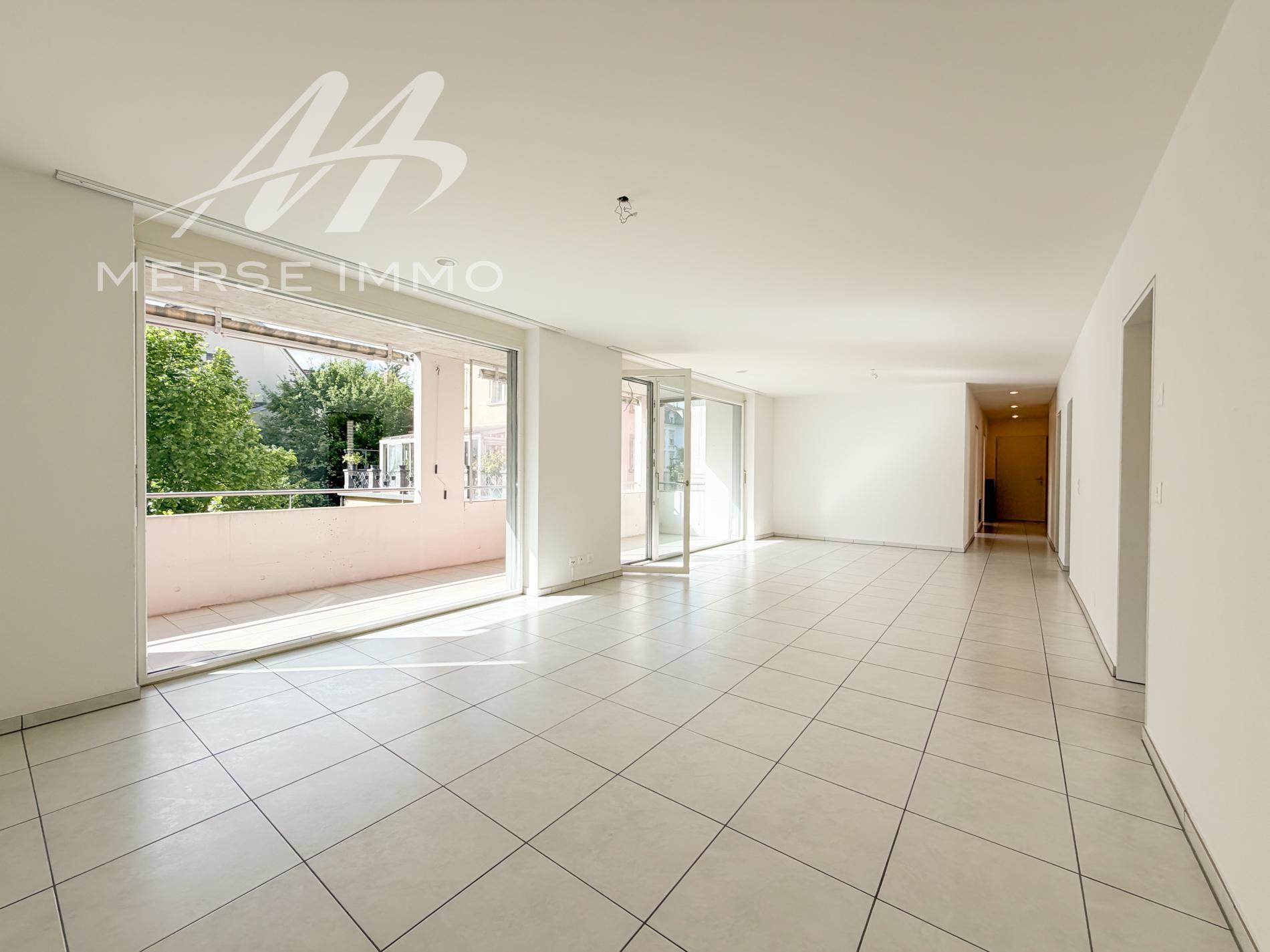 Heller leerer Wohnbereich mit Zugang zum Balkon