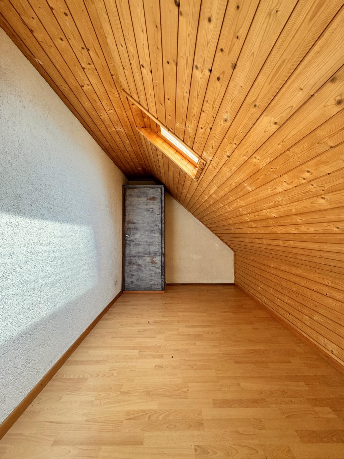 Dachgeschossraum mit Holzdecke
