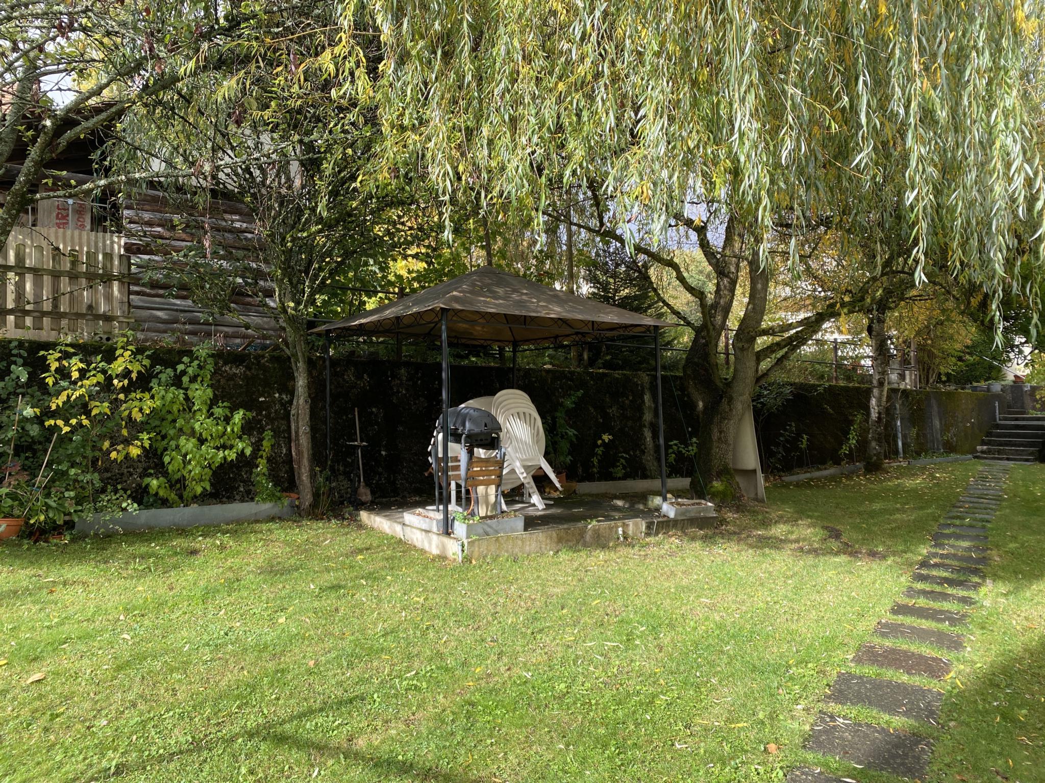 Garten mit Pavillon und Grillplatz