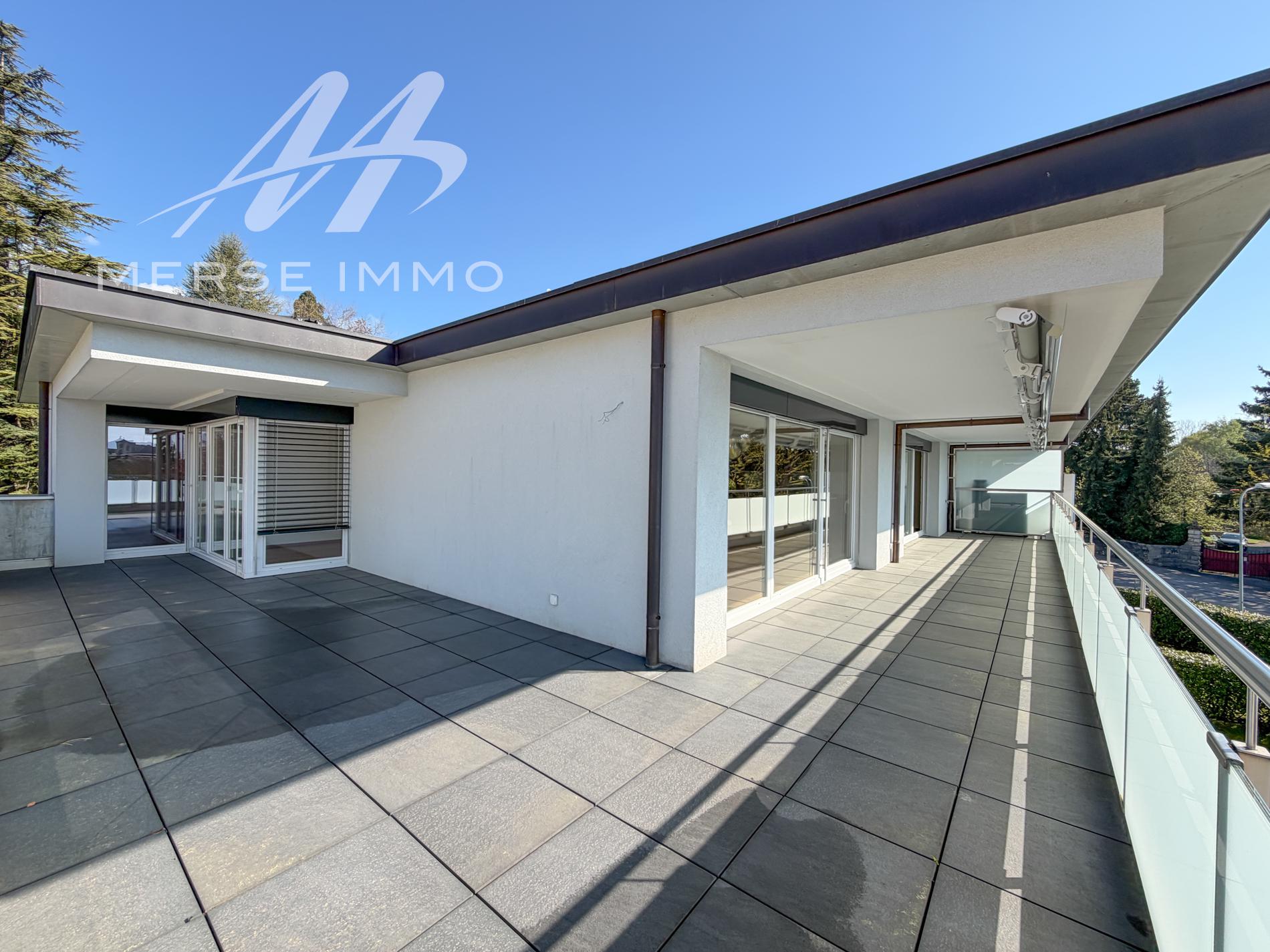 Moderne Dachterrasse mit großflächiger Verglasung