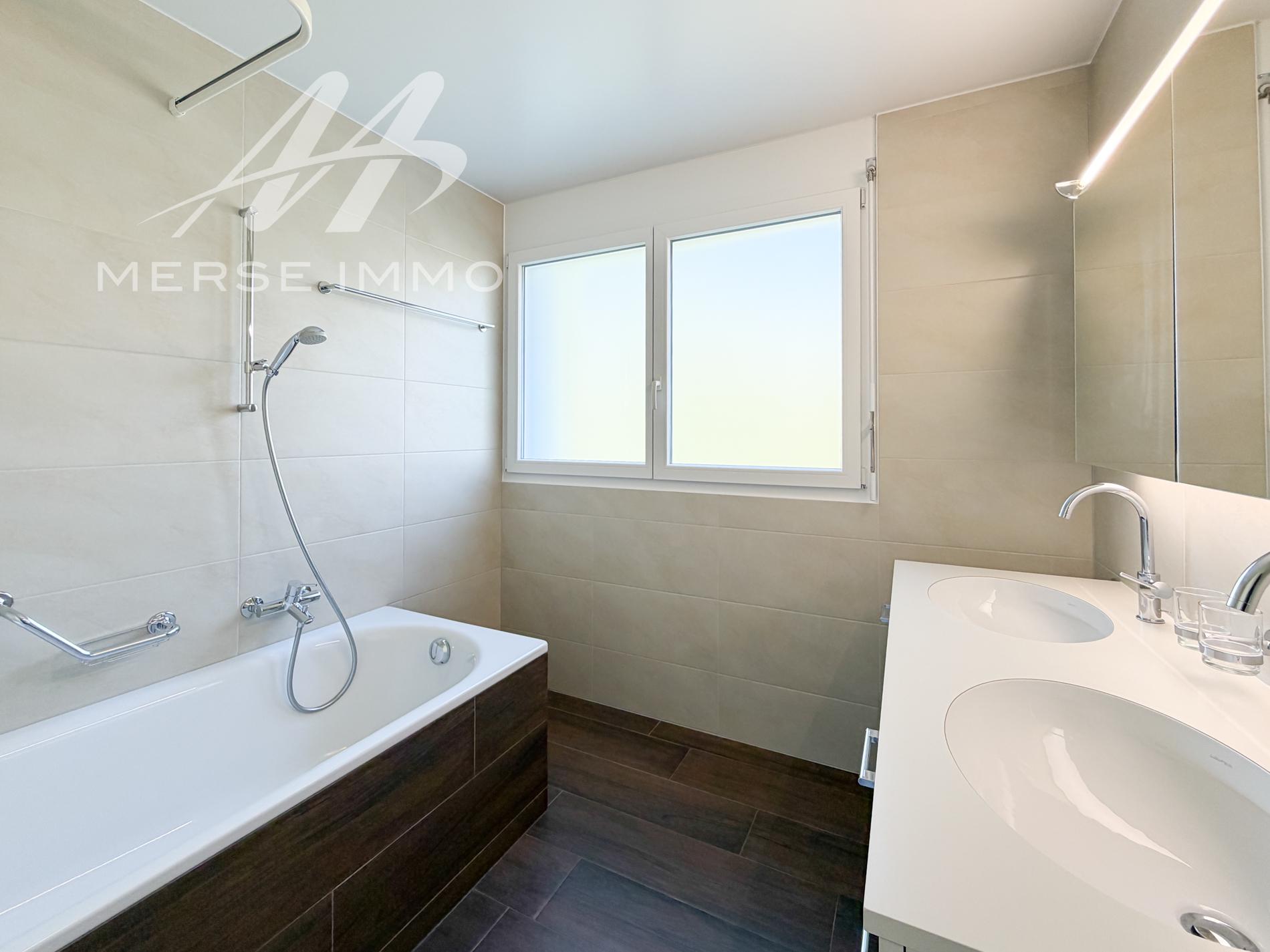 Modernes Badezimmer mit Badewanne und Doppelwaschtisch