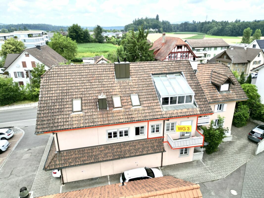 Mehrfamilienhaus mit Dachansicht und Balkon