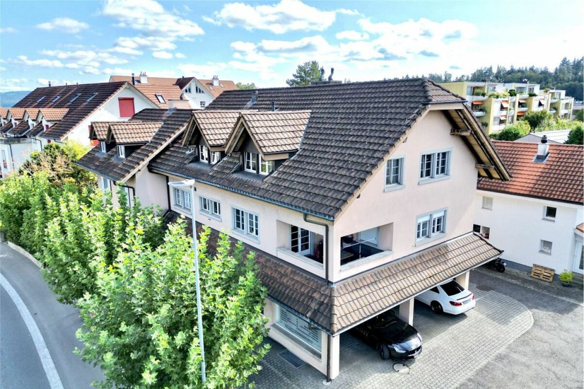 Dachansicht eines Wohnhauses mit Carport