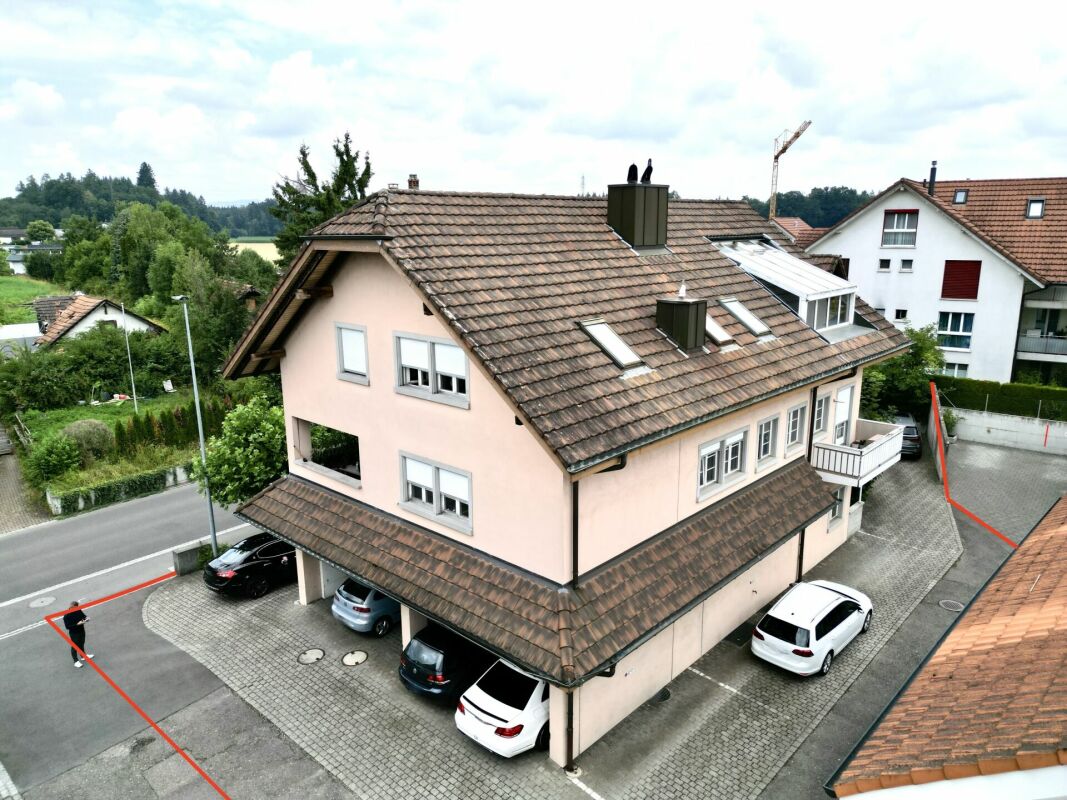 Wohnhaus mit Satteldach und Stellplätzen